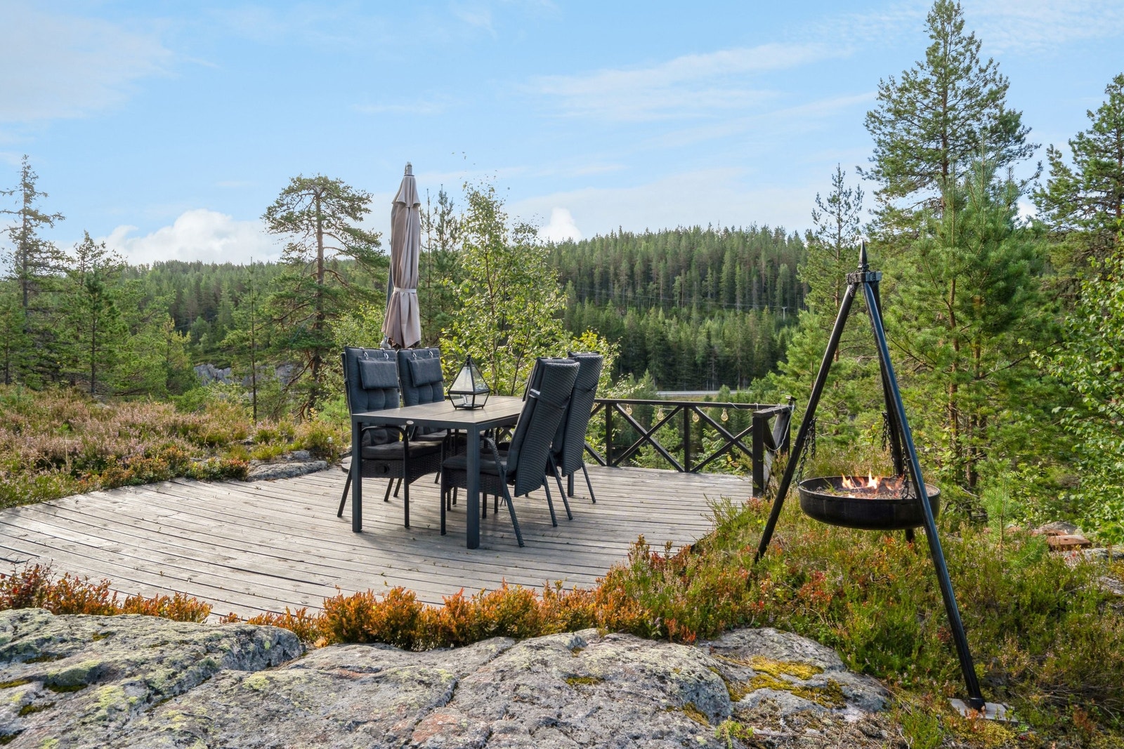 Koselig uteplass, stor terrasse med sittegruppe, grillmuligheter og nydelig utsikt over Nedre Jerpetjønn Galleribilde