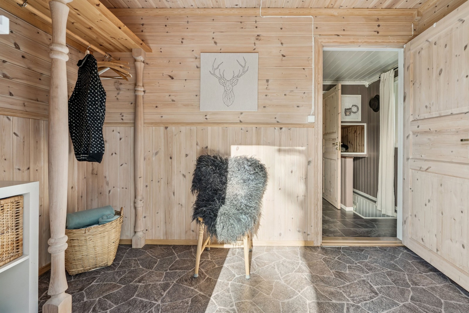 Romslig entrè med god plass til yttertøy og turutstyr Galleribilde