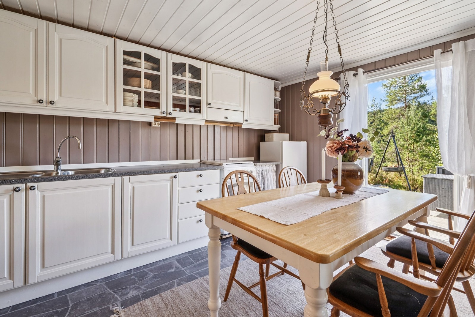 Velutstyrt kjøkken med god arbeidsplass med gassovn og gasskjøleskap Galleribilde