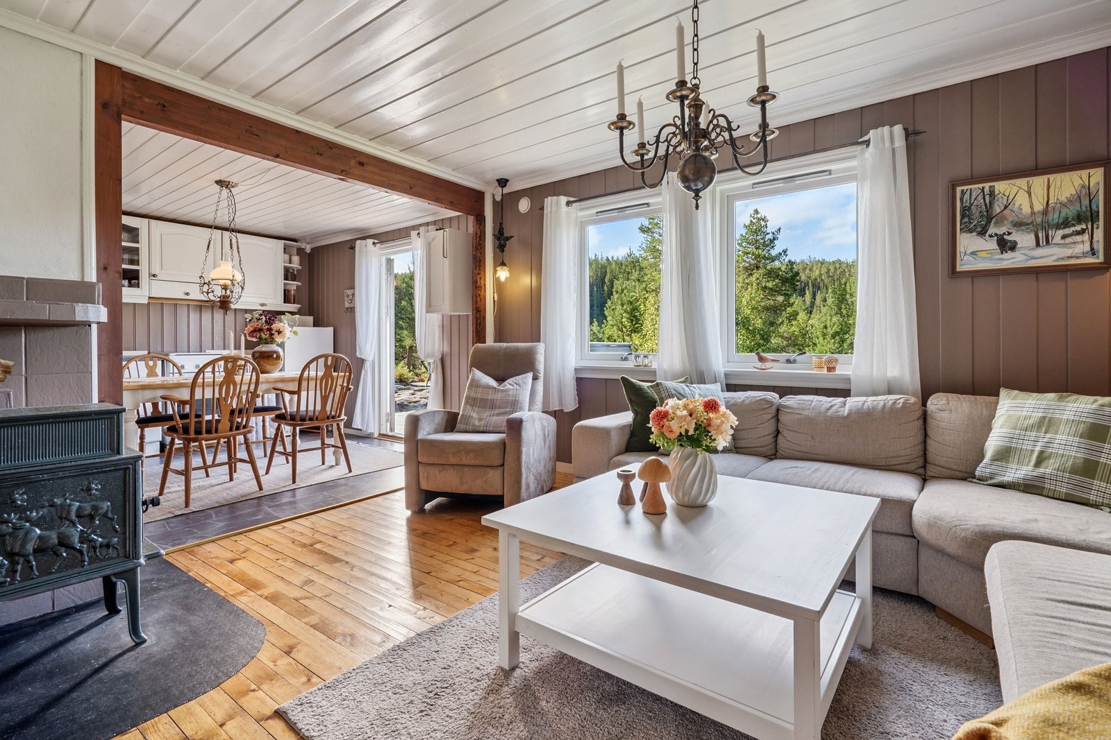 Lys og romslig stue med plass til både hygge og samvær Galleribilde