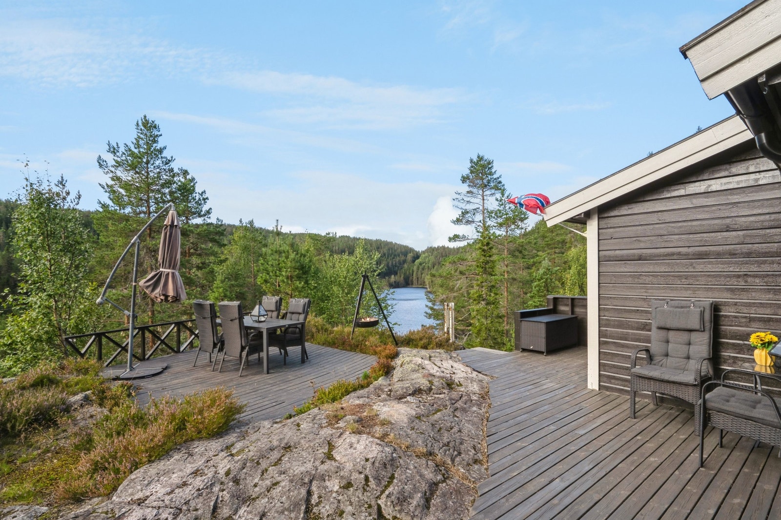 Solrik terrasse- flott uteplass med god plass til både avslapning og hyggelig måltider Galleribilde