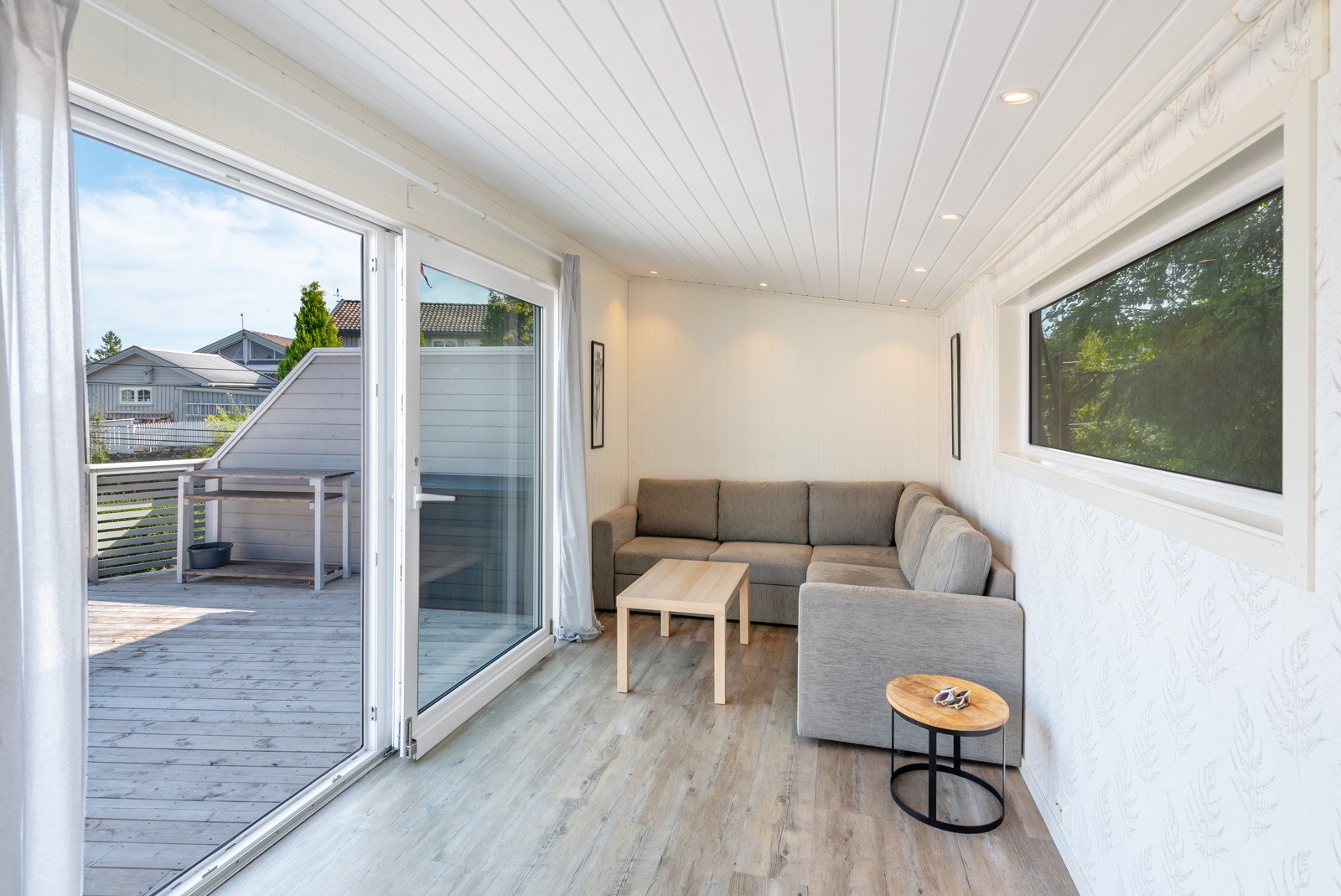 Lys og fint med god takhøyde og skyvedører som slipper inn rikelig med lys Galleribilde