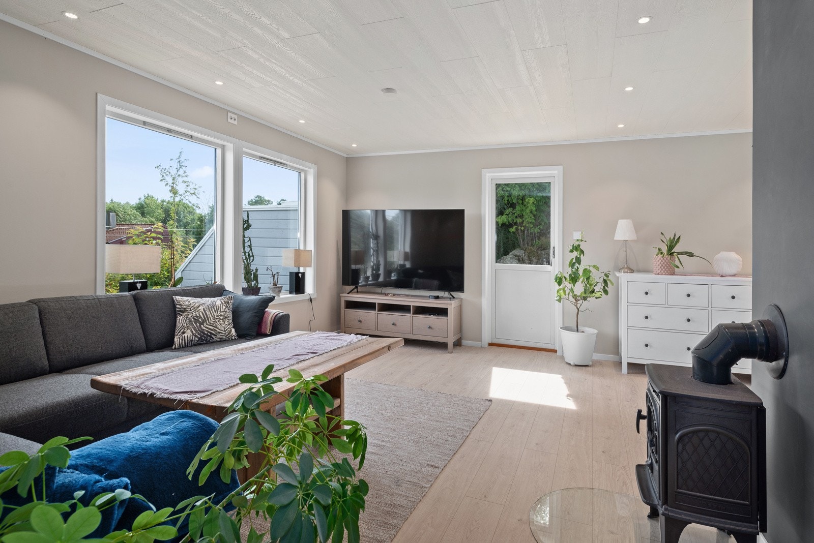 Stuen er i fin størrelse og har god takhøyde. Det er lyse farger på vegg, tak og gulv i en fargepalett som går godt sammen. Galleribilde