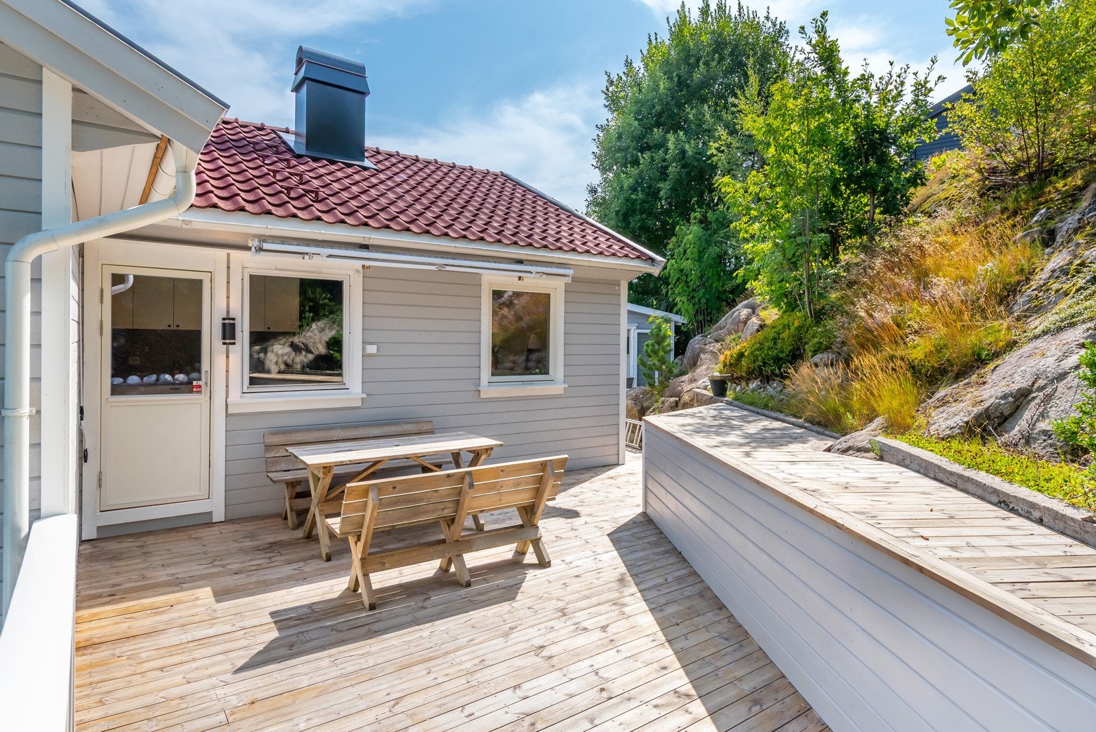 Her er det solrikt og helt usjenert. Det er montert markise med sveiv for litt skygge de ekstra solrike dagene. Galleribilde