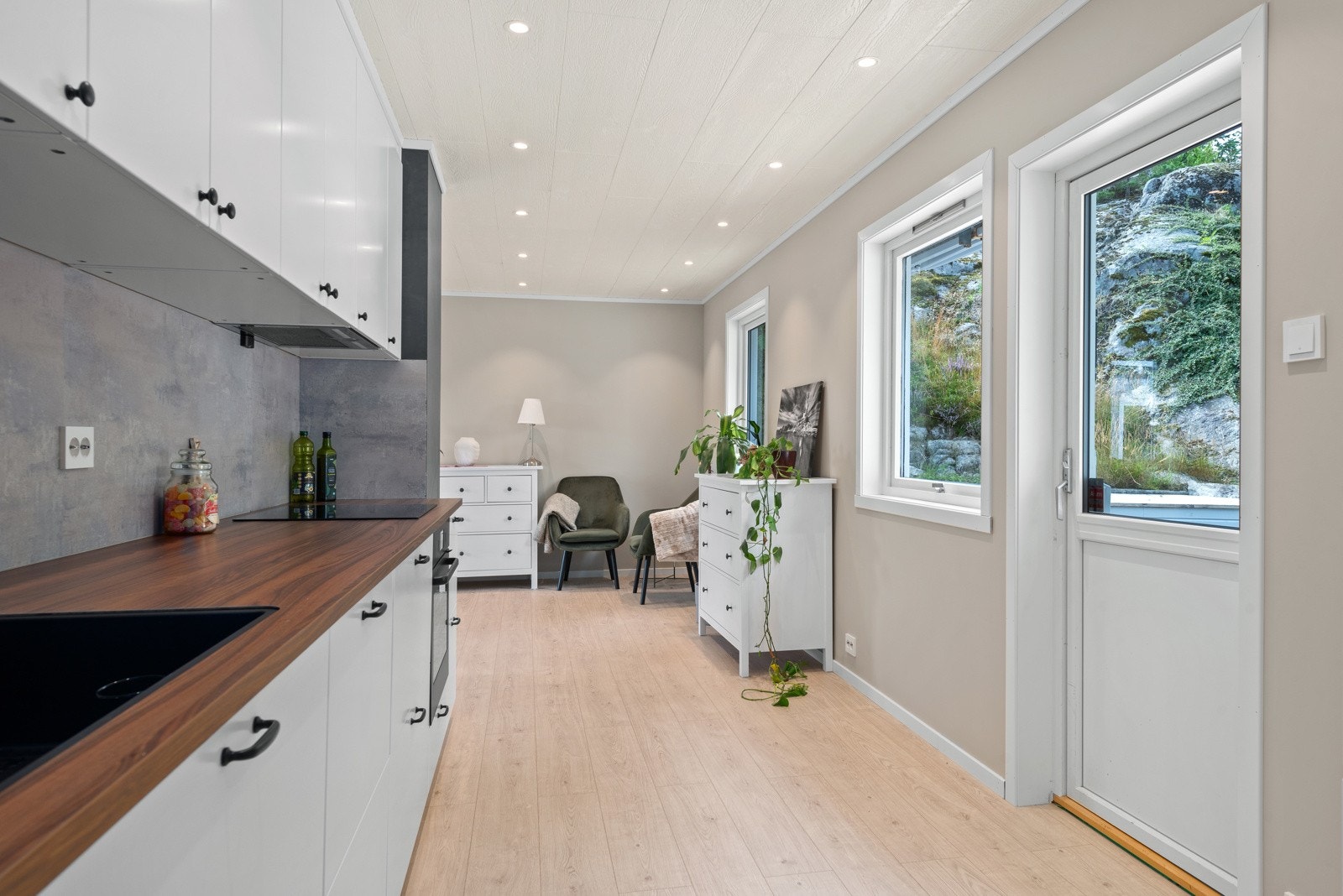 Et tidløst kjøkken som inviterer til mat- og bakeglede. Det er også utgang til solrik terrasse fra kjøkkenet. Dette i tillegg til åpen stue- kjøkkenløsning gir en fin flyt i mellom rommene og en god romfølelse. Galleribilde