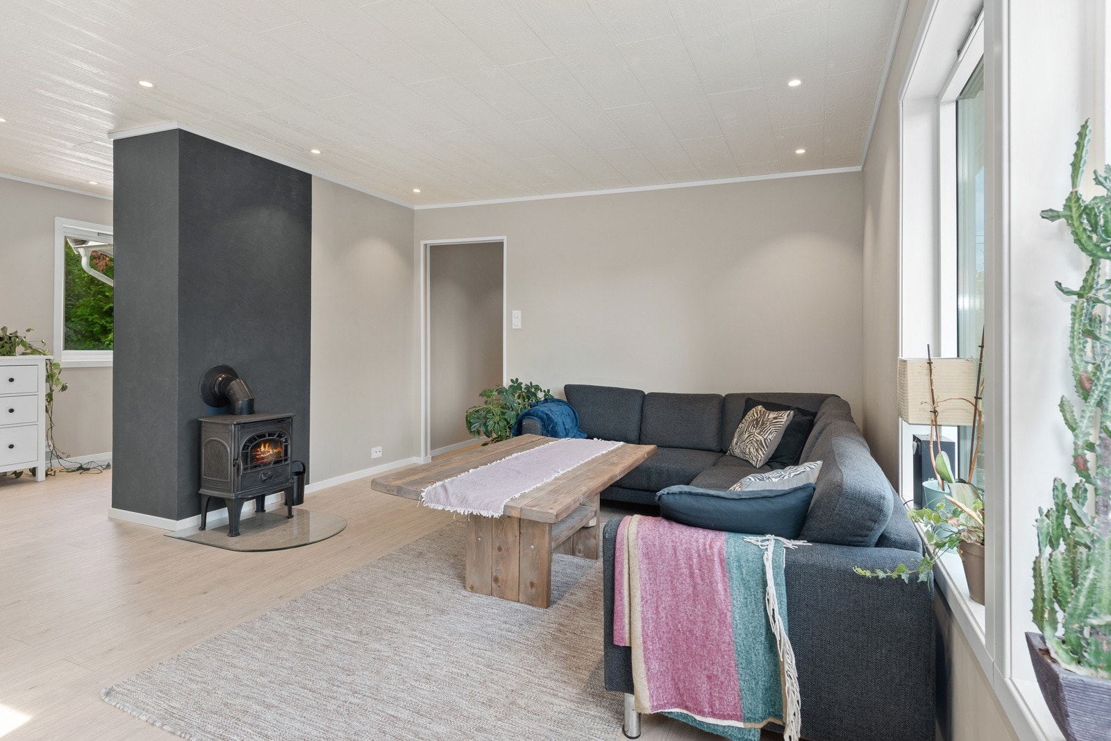 Vedovnen varmer godt og man får en fin atmosfære når det fyres opp på mørkere og kjøligere dager. Galleribilde