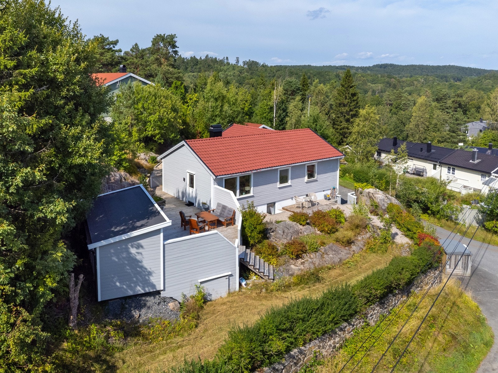 Boligen ligger i et rolig og etablert nabolag. Eiendommen er pent opparbeidet med fine uteplasser, asfaltert innkjørsel, terrasse med hagestue m.m Galleribilde