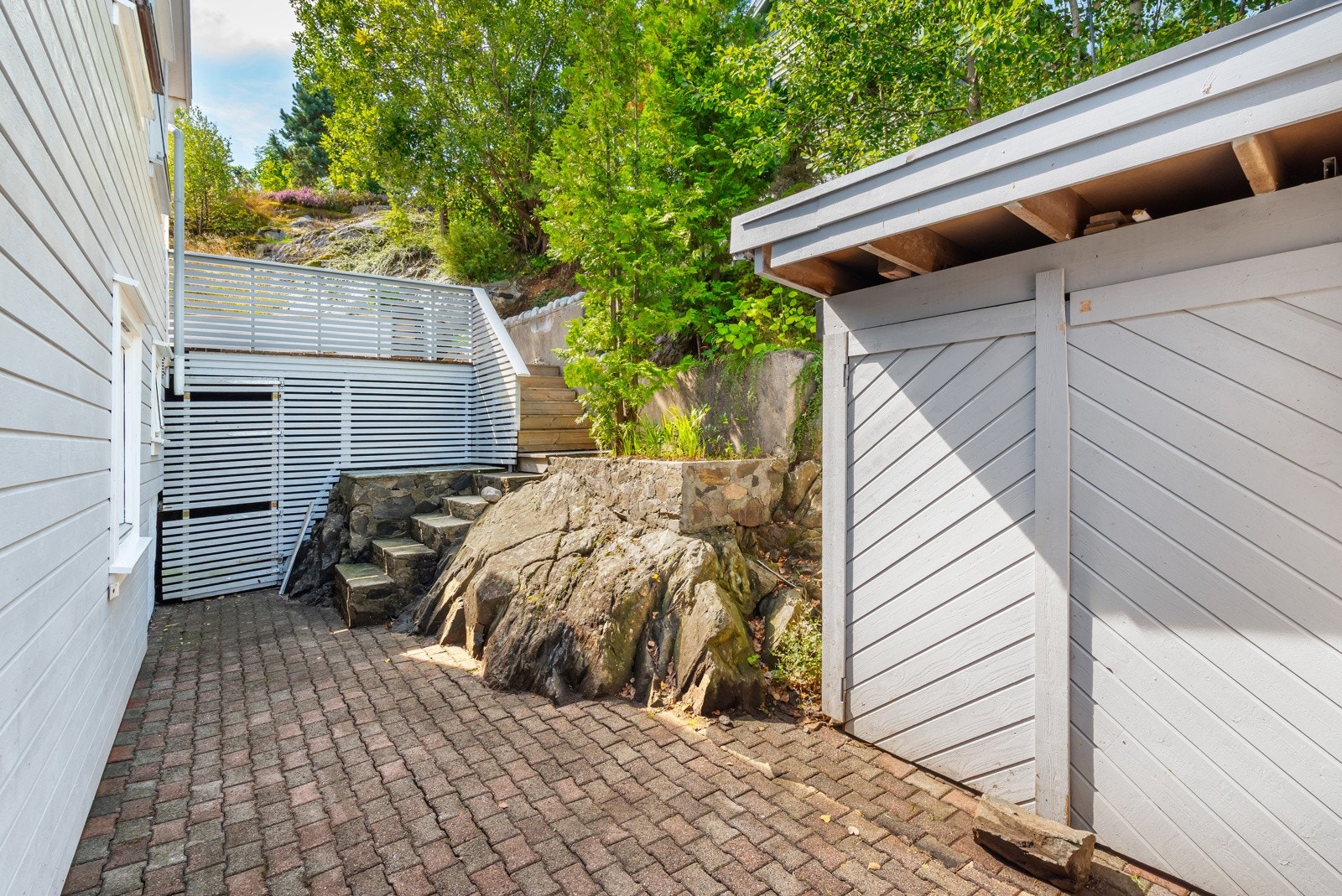 Det er adkomst til terrassen fra inngangspartiet på baksiden av boligen i tillegg til fra hagen, stue og kjøkken. Galleribilde