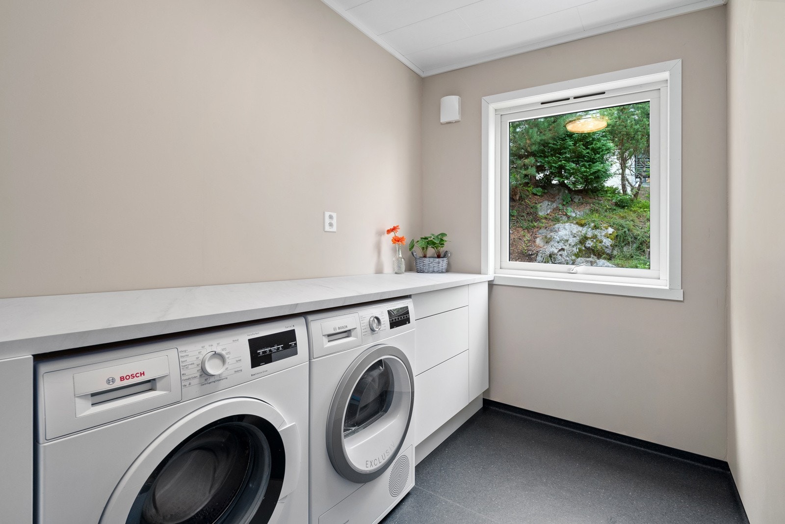 Vaskerommet ble oppusset i 2025 med ny støp på gulvet og belegg med gulvvarme, og ny HTH vaskeromsinnredning. Det er malt i fin farge som følger resten av boligens fargepalett. Galleribilde