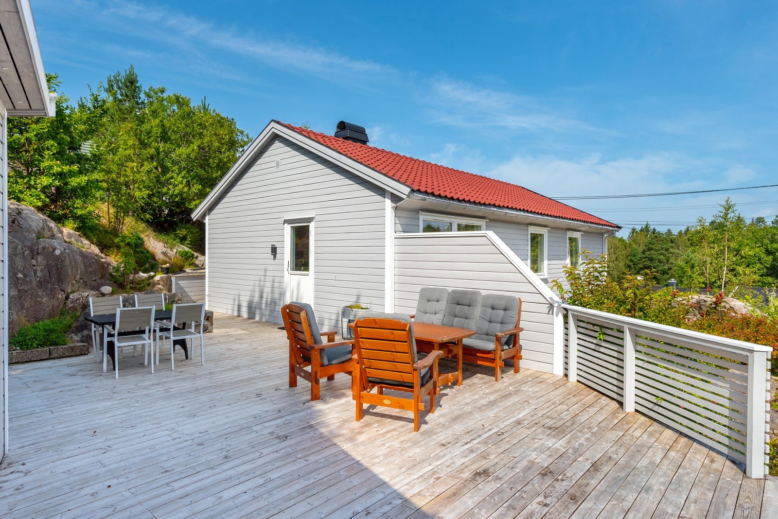 Boligen har stor terrasse som strekker seg på 2 av boligens sider. Det er utgang til terrassen fra både stuen og fra kjøkkenet, samt adkomst fra hagen og innkjørsel. Galleribilde