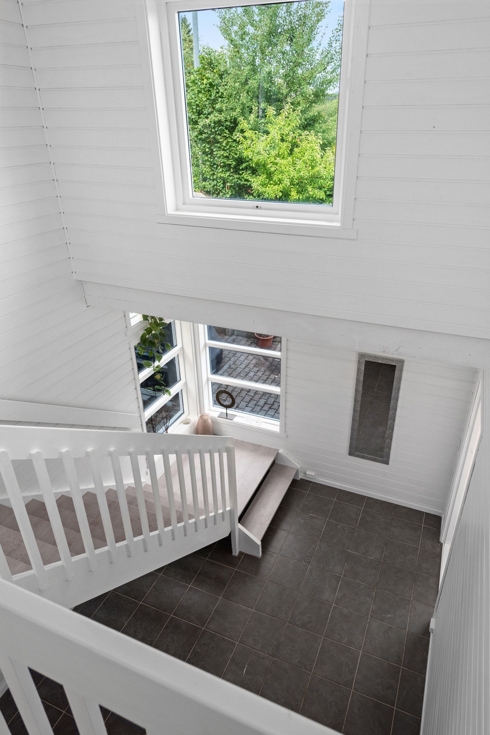 Det er flere vindusflater som slipper inn rikelig med naturlig lys. Galleribilde