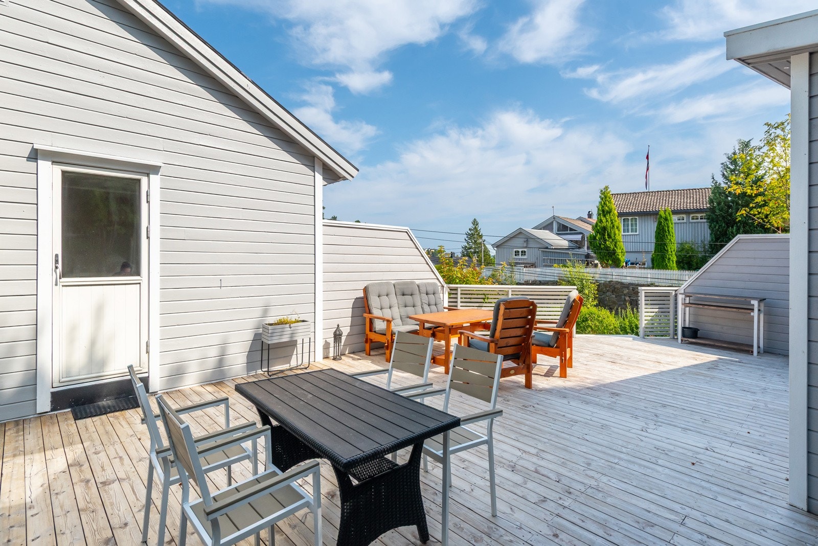 Usjenert og solrik uteplass med plass til å møblere i flere soner. En fin uteplass som gjør seg godt både til hverdags og til sosiale sammenkomster. Galleribilde