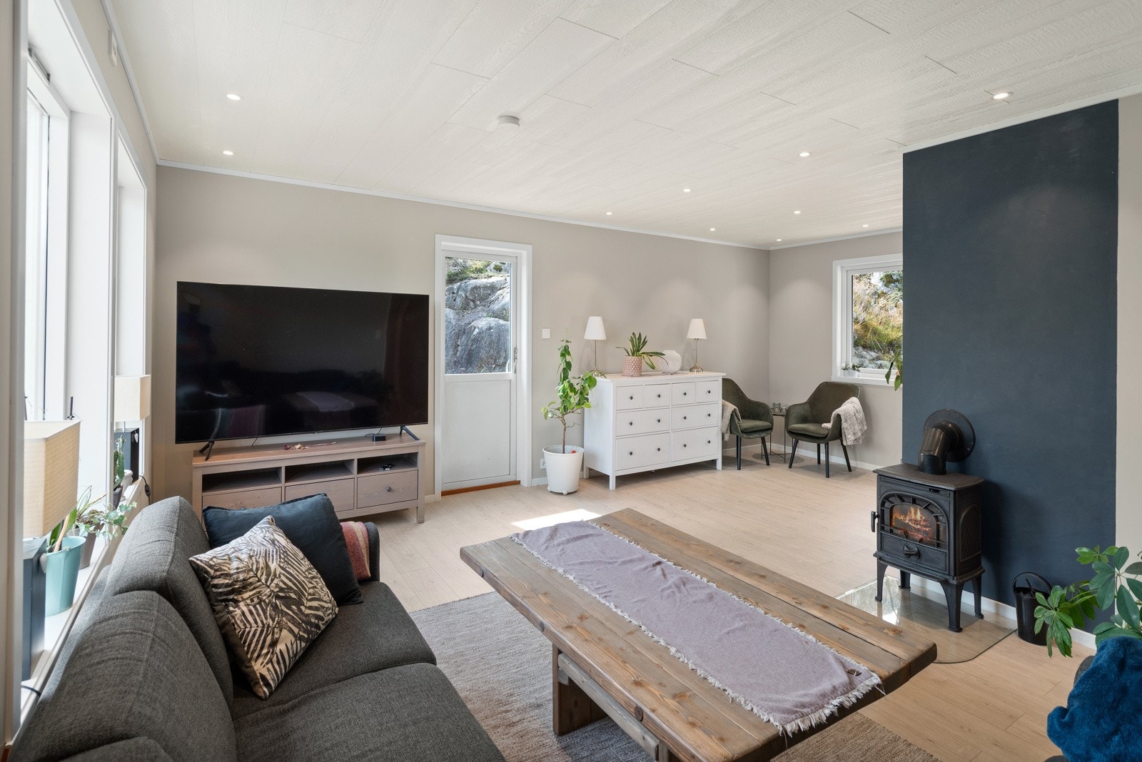 Stuen har store vindusflater som gir rikelig med lys og utgang til solrik terrasse. Galleribilde