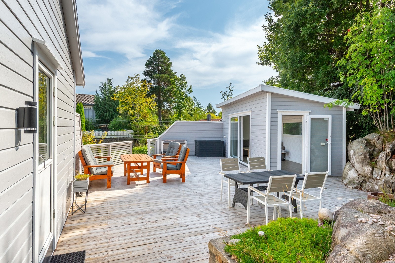 Hagestue fra 2019, i tilknyttning til størstedelen av terrassen som gjør at man kan bruke uteplassen hele året. Her er det deilig kveldssol til rundt 21:00 tiden om sommeren. Galleribilde