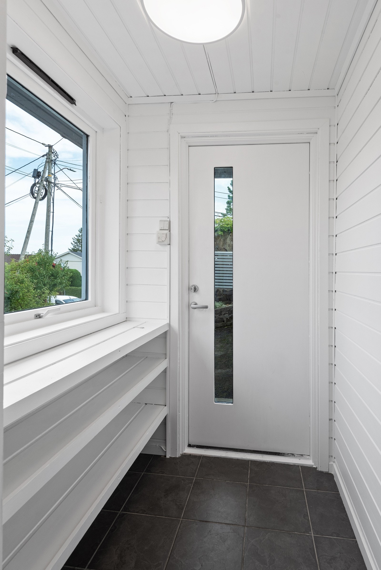 Det er en lys entrè med plass til å henge fra seg yttertøy og sette fra seg sko. Fra entrè er det videre inn til en romslig hall med trapp opp til 1.etg. Galleribilde