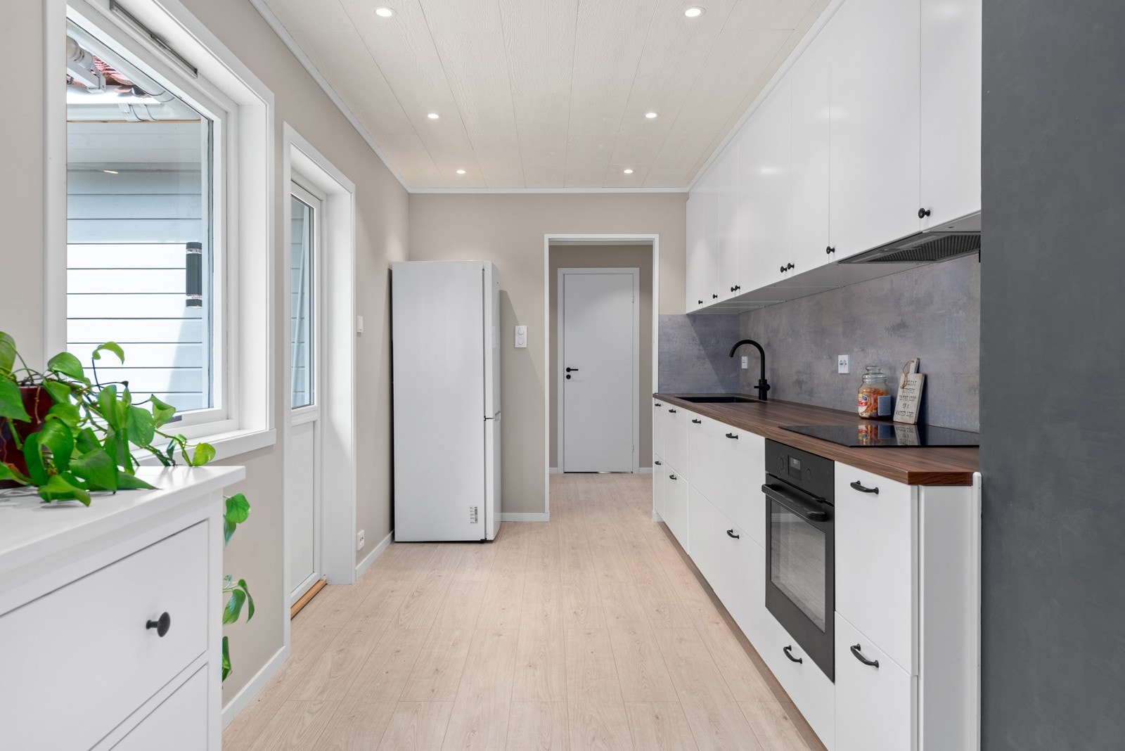 Kjøkkenet fikk ny innredning fra Ikea i 2025 med integrerte hvitevarer bortsett fra frittstående kjøleskap. Innredningen strekker seg over en hel vegg og hvitevarene er godt plassert for en god arbeidsflyt. Galleribilde