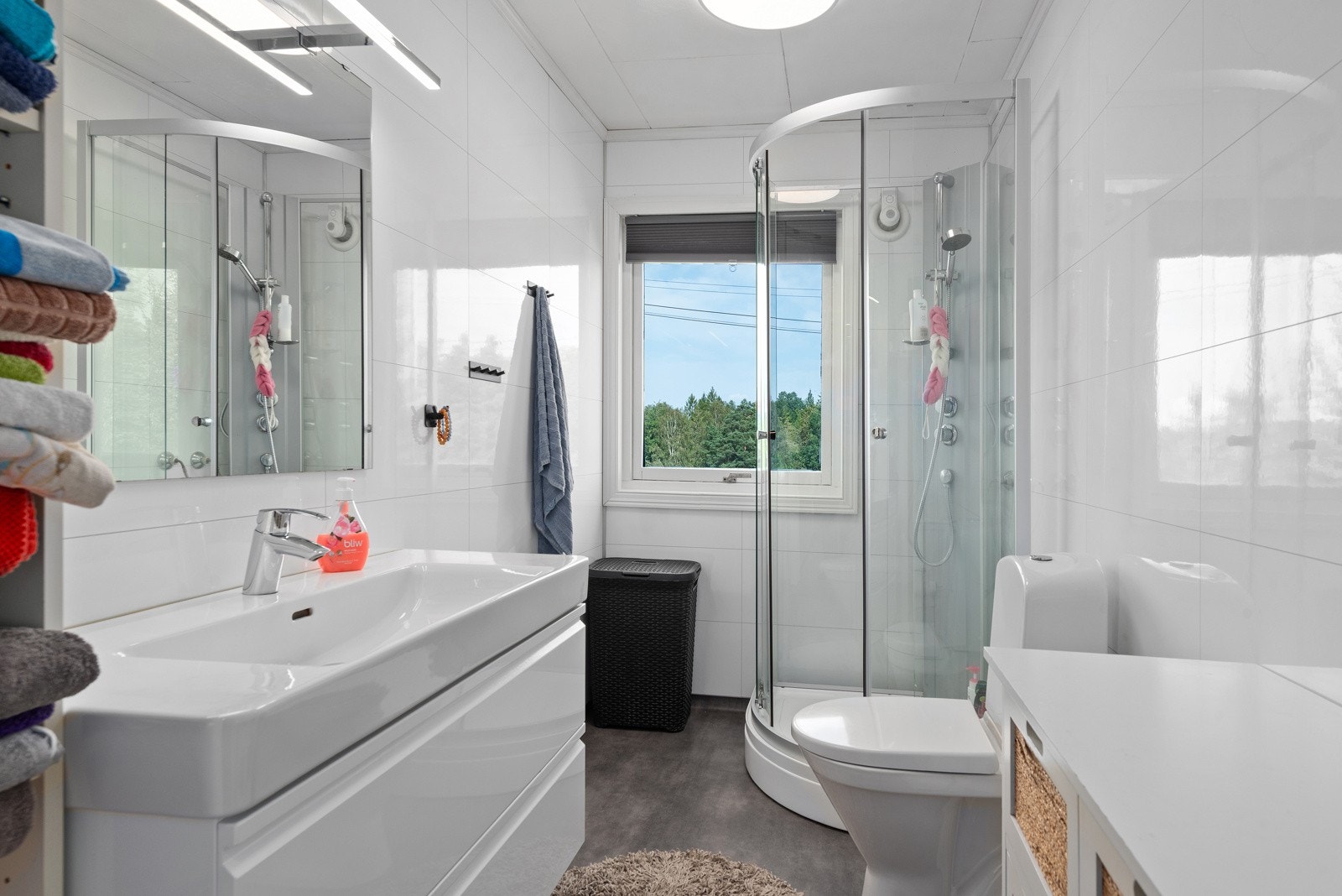 Badet ble totaltoppusset i 2020 hvor det da ble satt opp baderomsplater på vegger og støpt nytt gulv med belegg og behagelig gulvvarme. Det ble satt inn nytt duskabinett, og ny badromsinnrening. Galleribilde