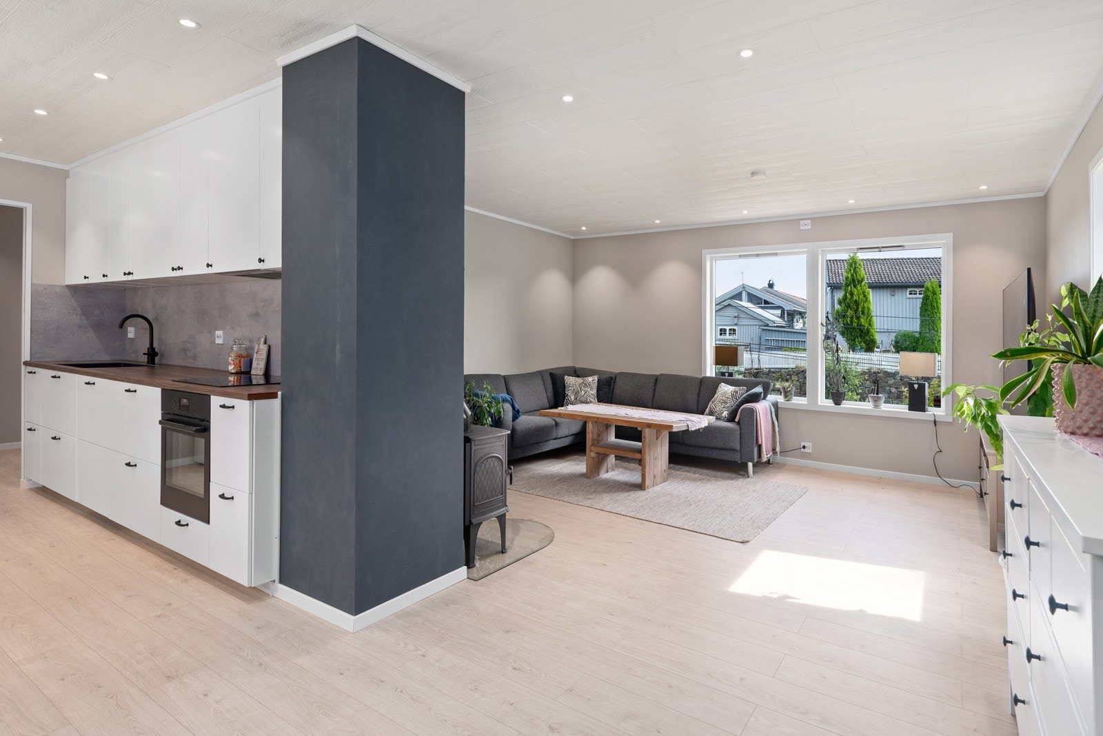 Fra stuen er det åpen løsning til kjøkkenet, og man har en fin planløsning som gir flere møbleringsmuligheter. Galleribilde