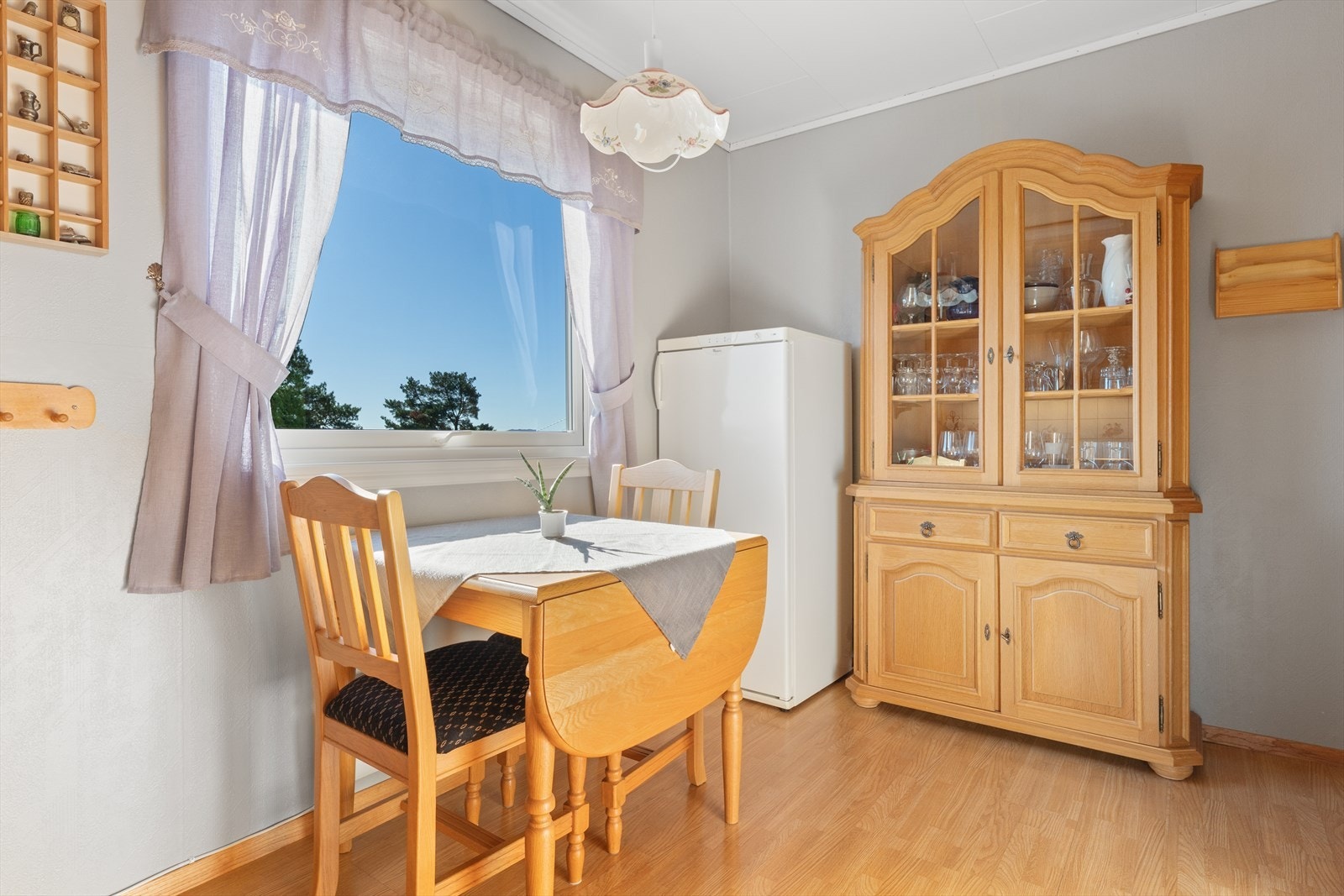 Fra spisebord på kjøkken kan man nyte utsikten Galleribilde