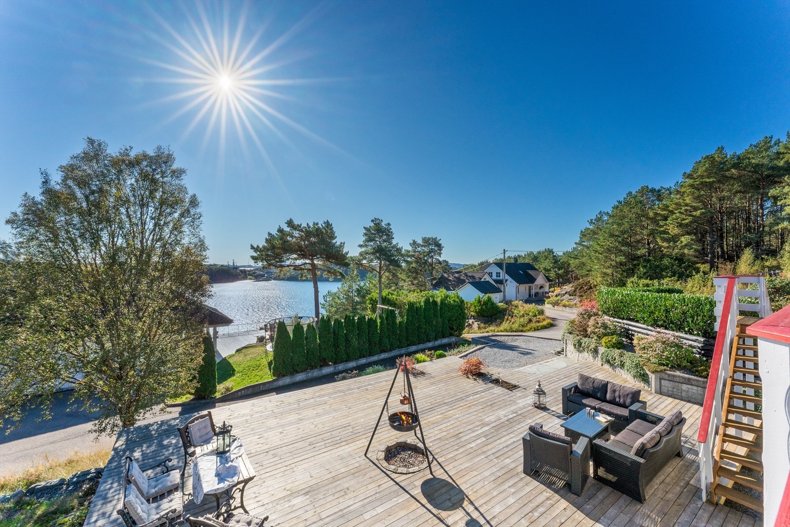 Flott terrasse hvor man kan nyte fine sommerdager Galleribilde