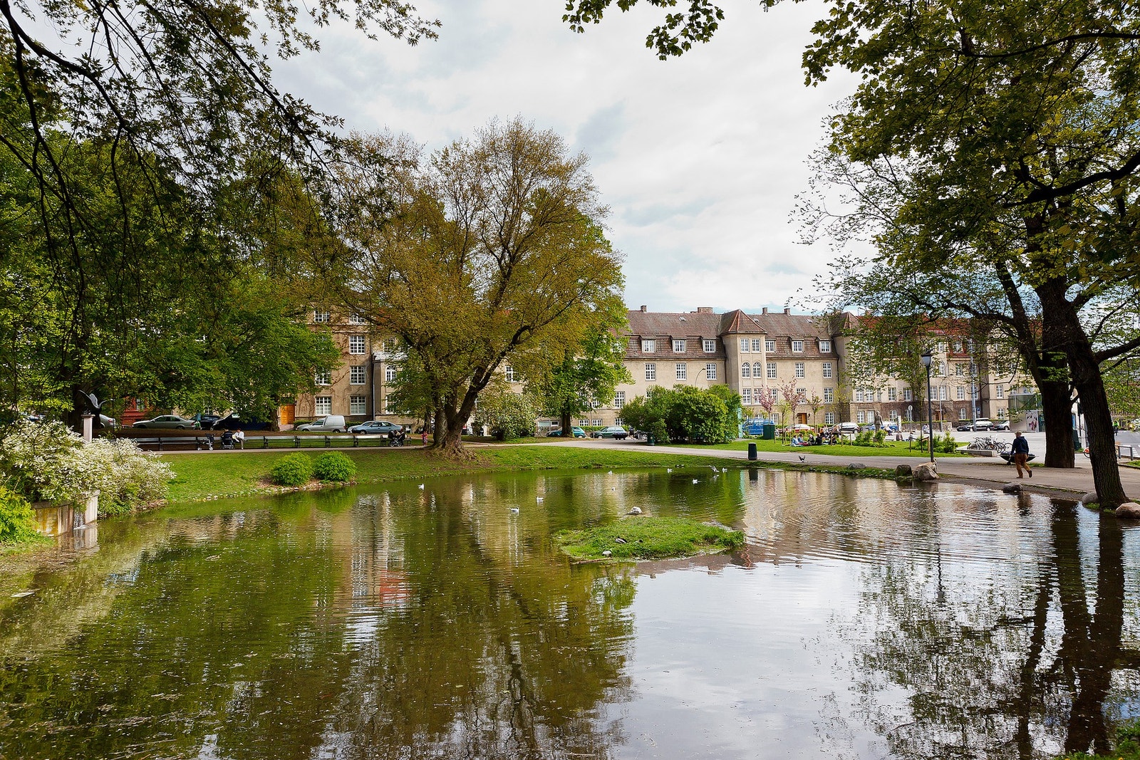 Det er flere rekreasjonsområder ved boligen, blant annet St.Hanshaugen park. Galleribilde