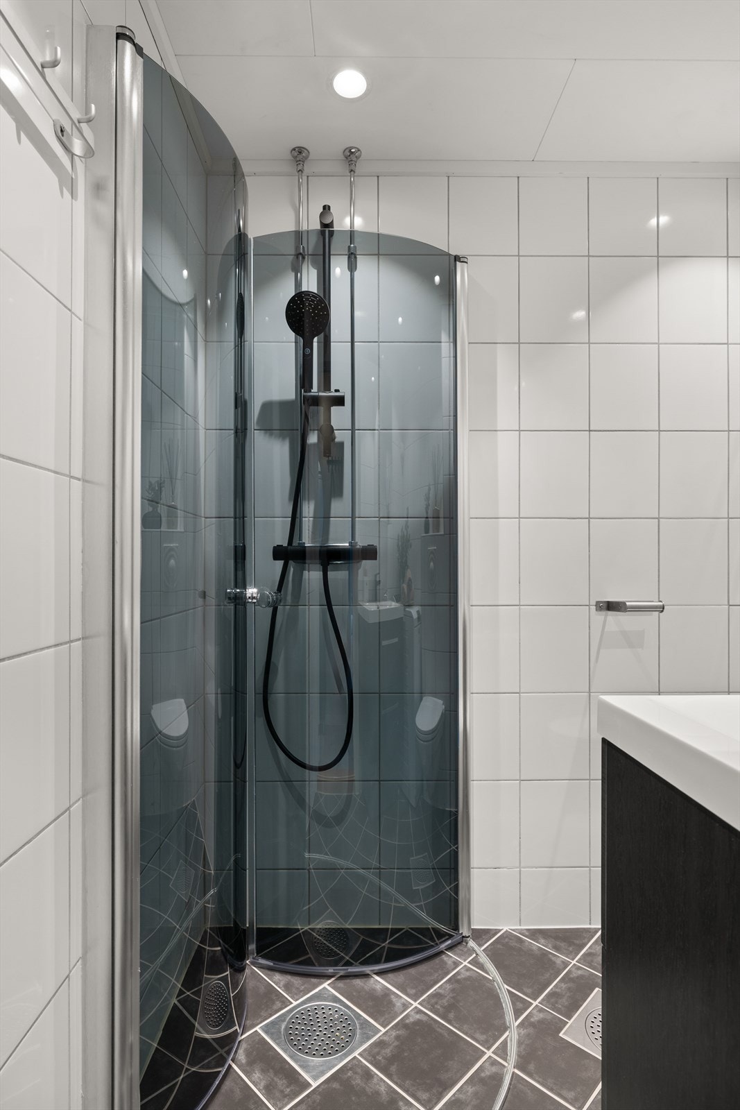 Badet ble i 2023 oppgradert med ny servant, speilskap og blandebatteri i dusj. Galleribilde