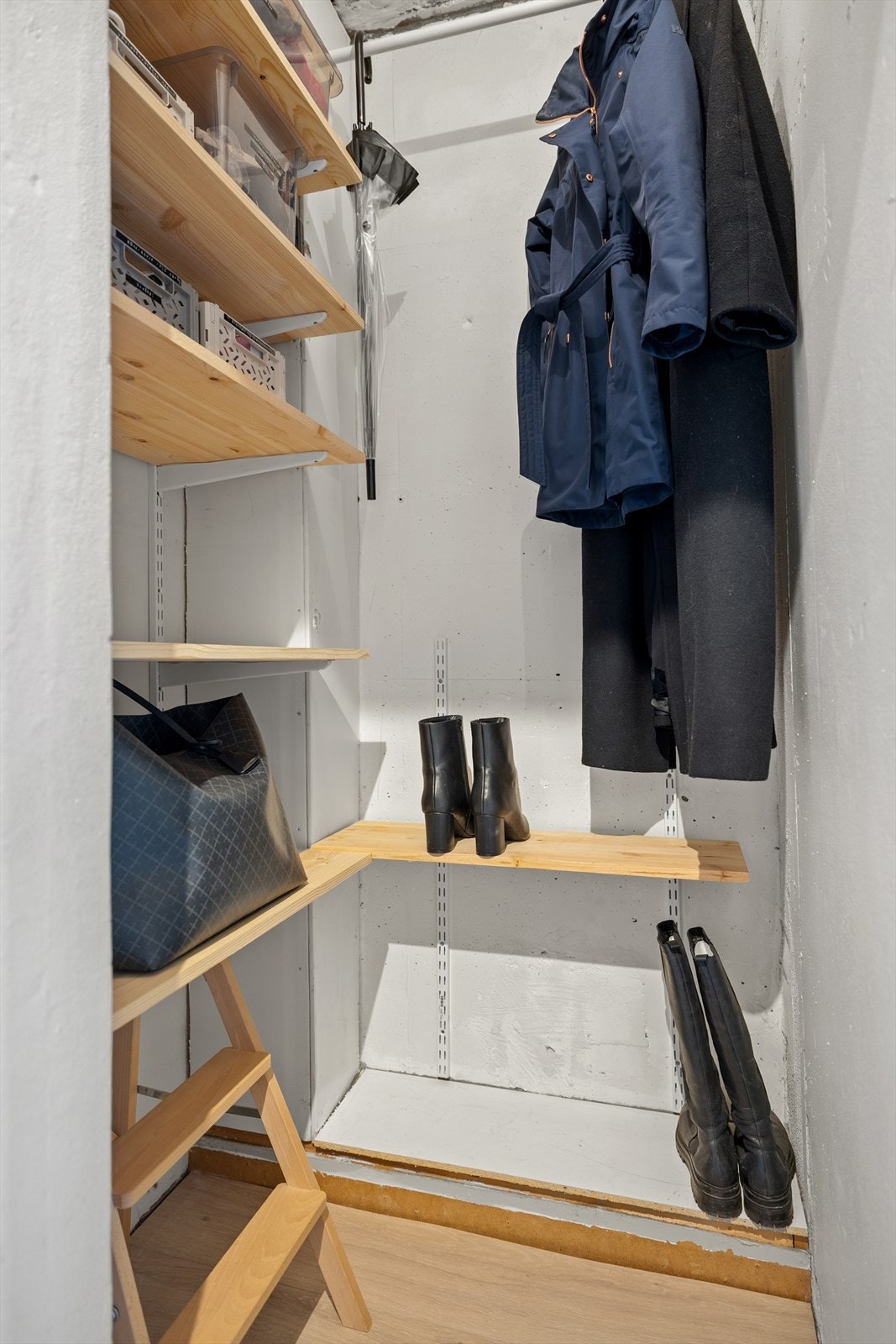 Innvendig bod i entrè med plass til oppbevaring av sko og yttertøy. Galleribilde