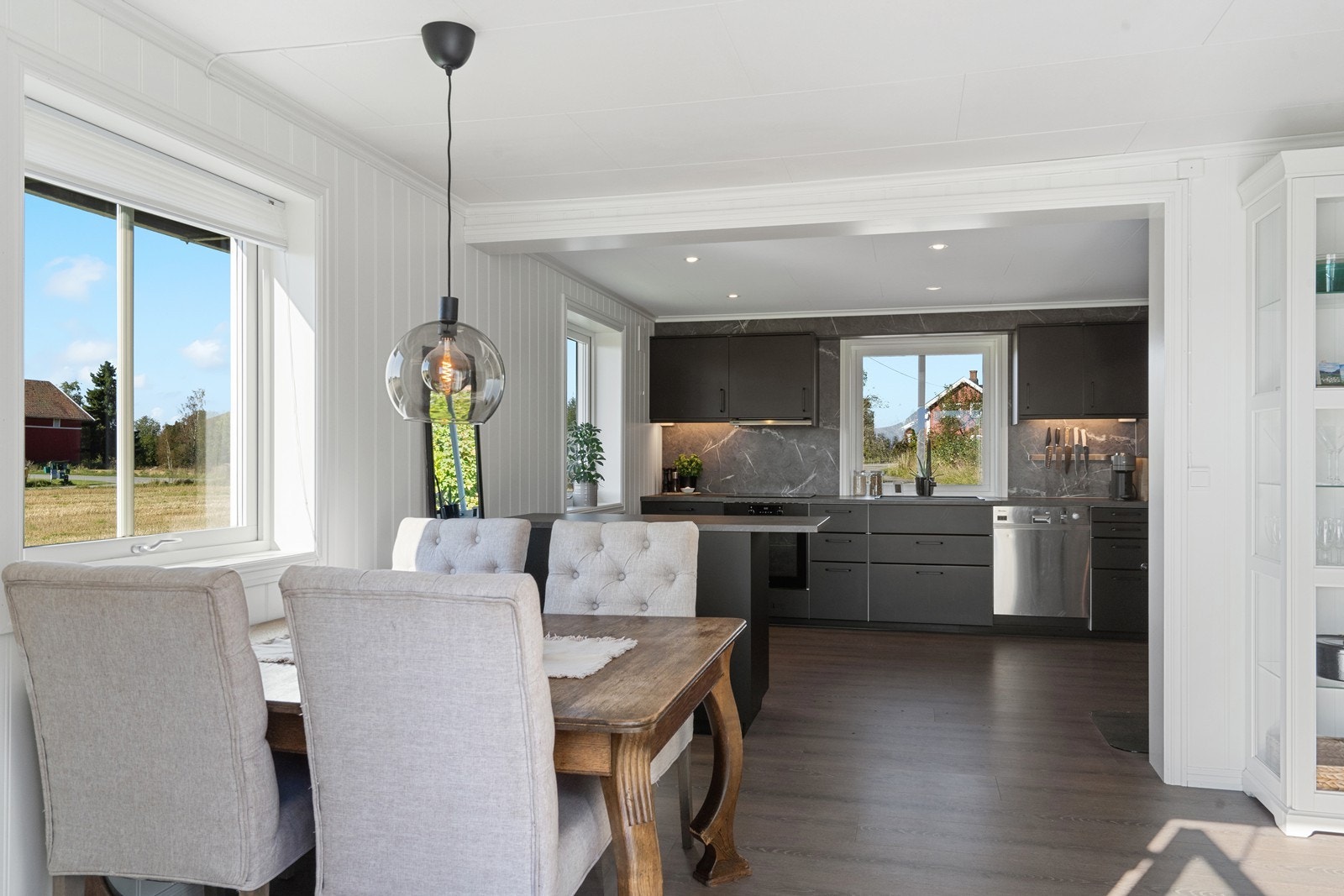 Fin og åpen løsning med god plass til spisebord vis a vis kjøkkenet Galleribilde