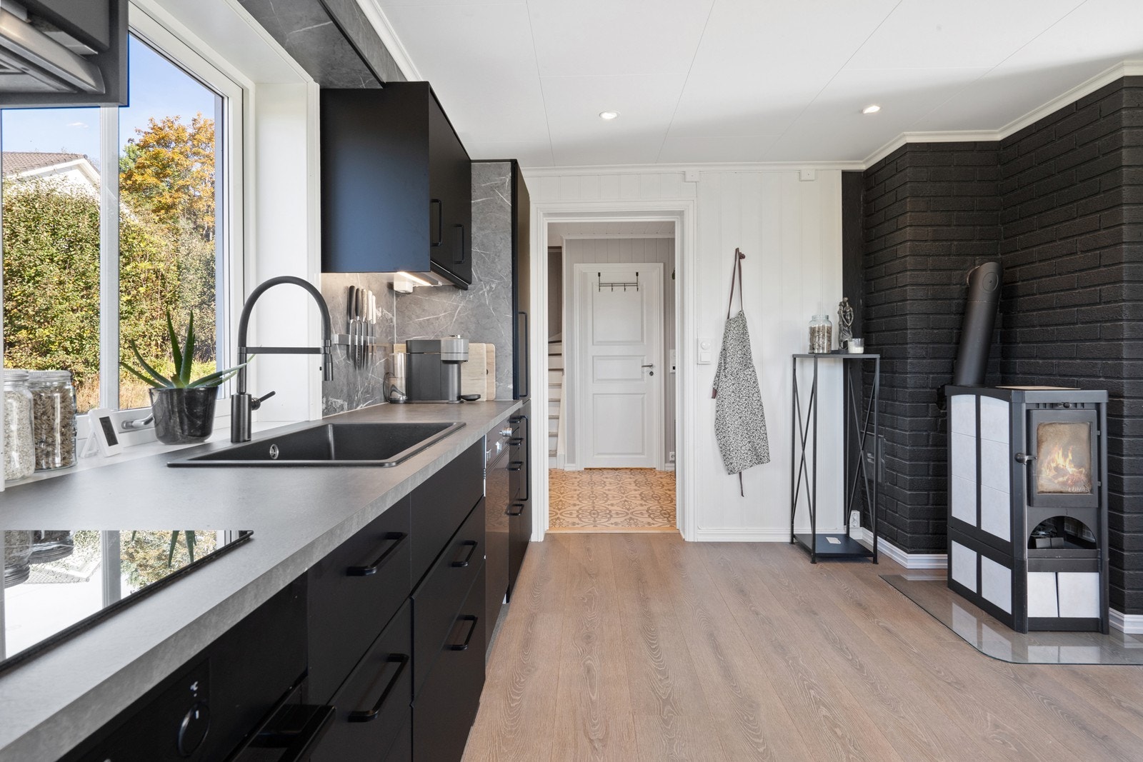 Det er satt inn peisovn på kjøkken som gir god varme Galleribilde