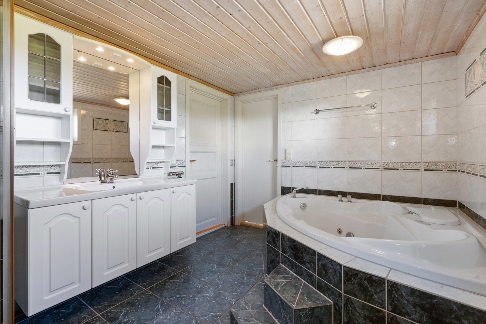 Det er også innfliset boblebadekar Galleribilde