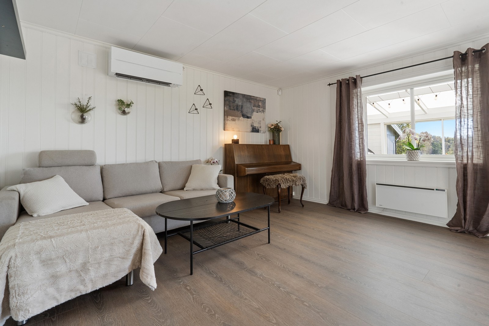 Gulv og overflater i stuen er tatt i 2020 Galleribilde