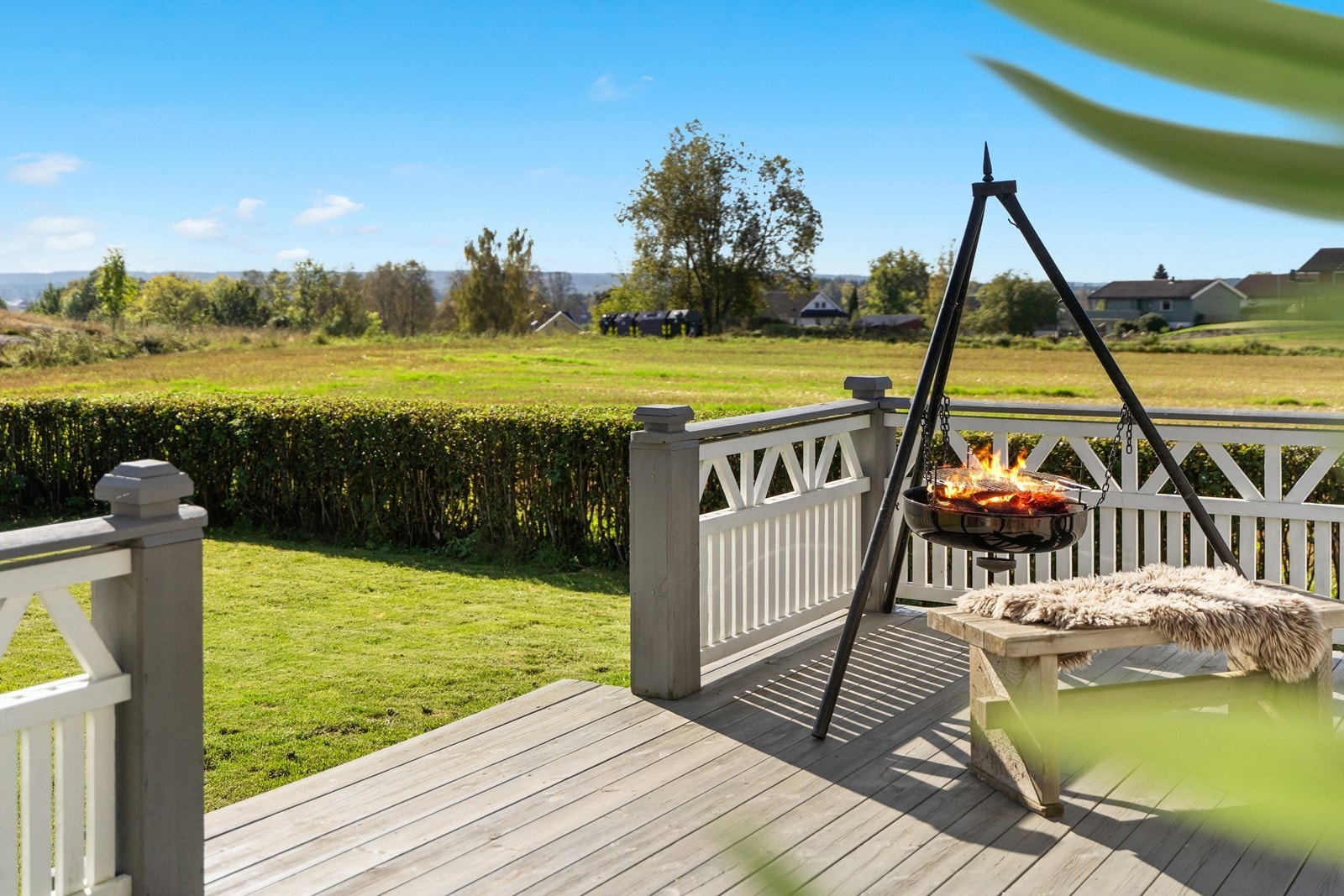 Fra terrassen er det fin utsikt Galleribilde