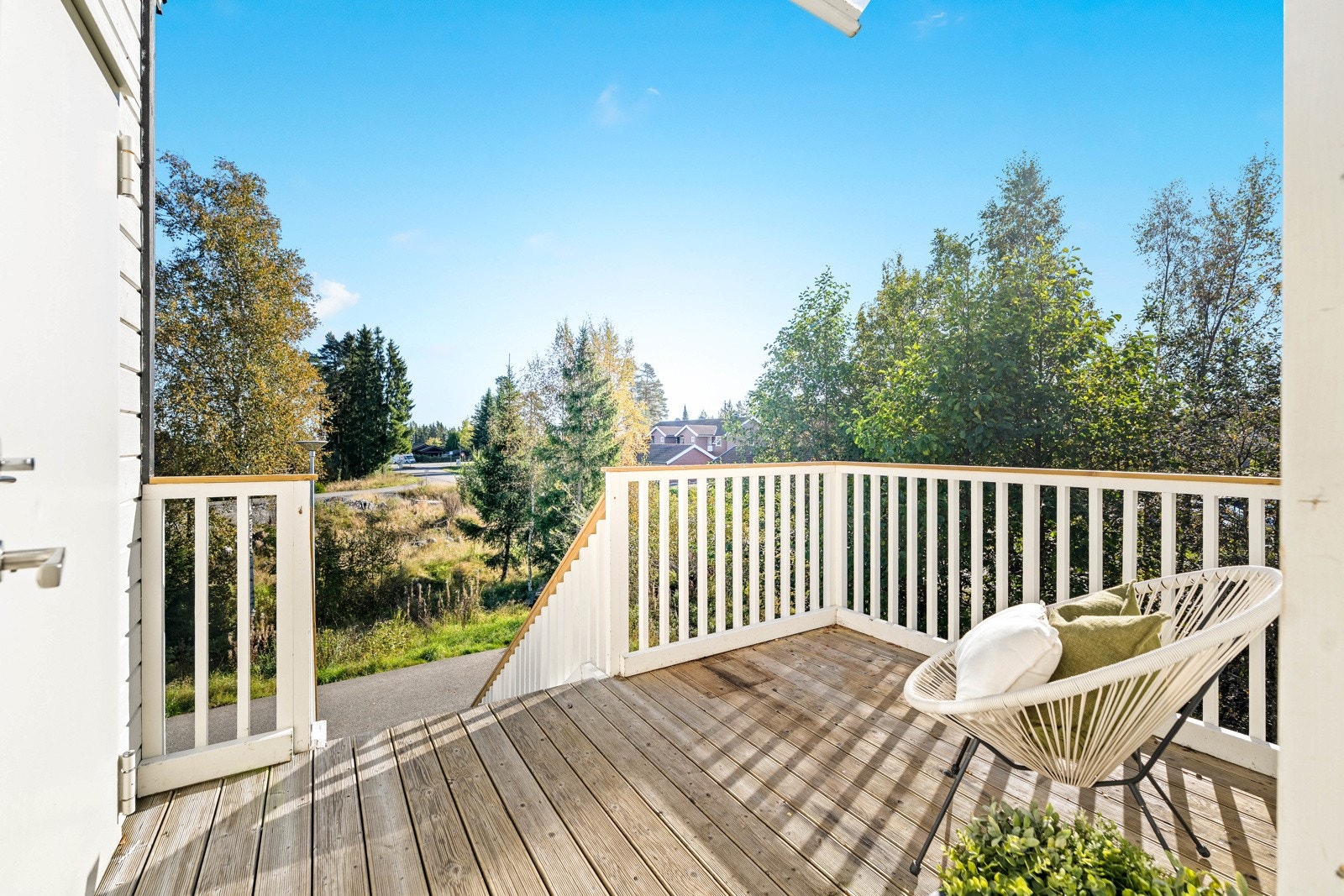 På verandaen på framsiden er det direkte adkomst til en utvendig bod på ca. 5 kvm. Galleribilde