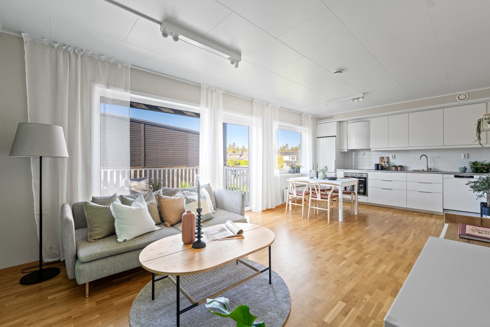 Allrommet er innredet med trestavs parkett på gulv, malte veggflater og fine vindusflater. Galleribilde