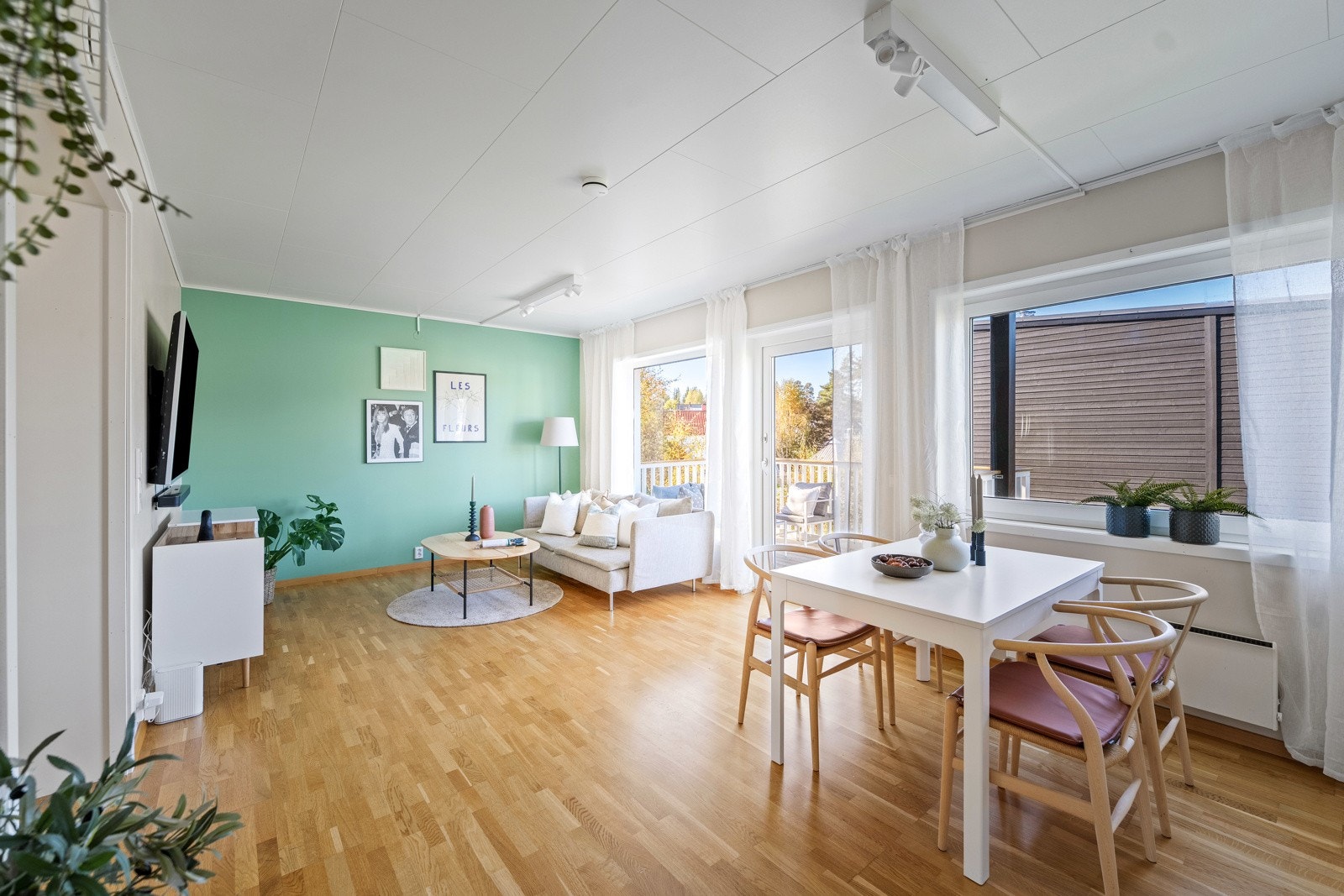 Stuen ligger i åpen løsning med kjøkkenet, og sammen danner de et romslig og innbydende allrom i delikate toner. Galleribilde