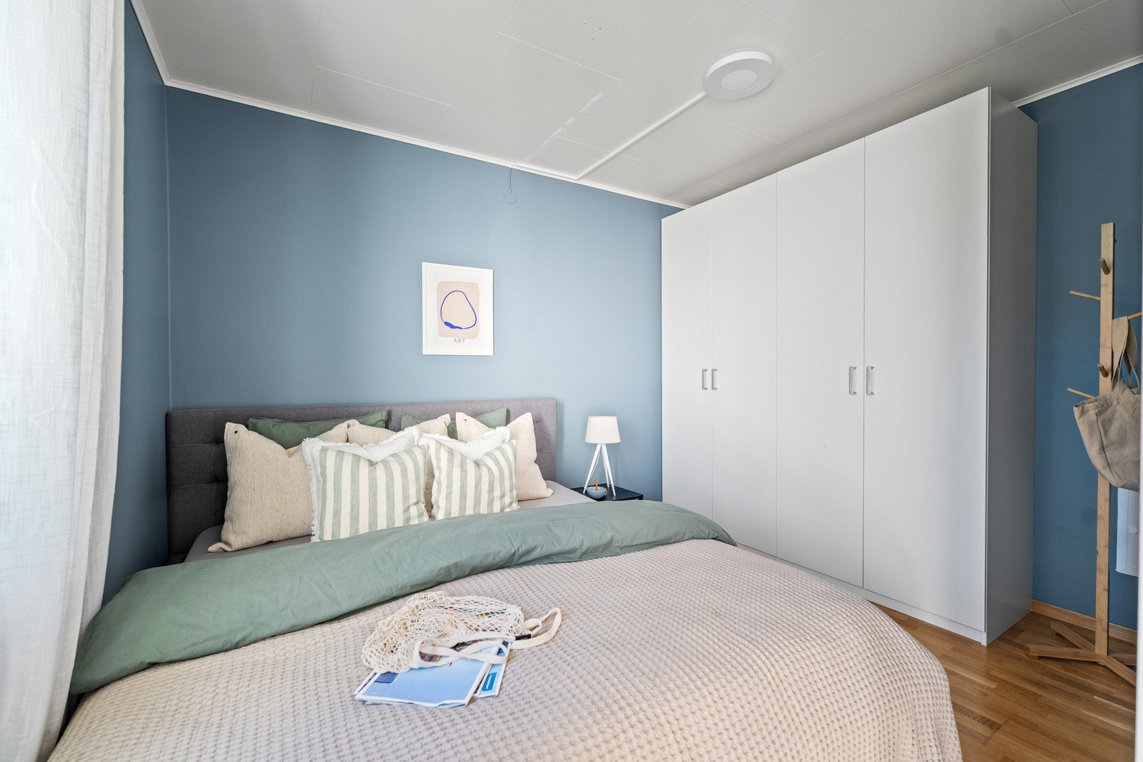 Leilighetens soverom er av god størrelse. Galleribilde