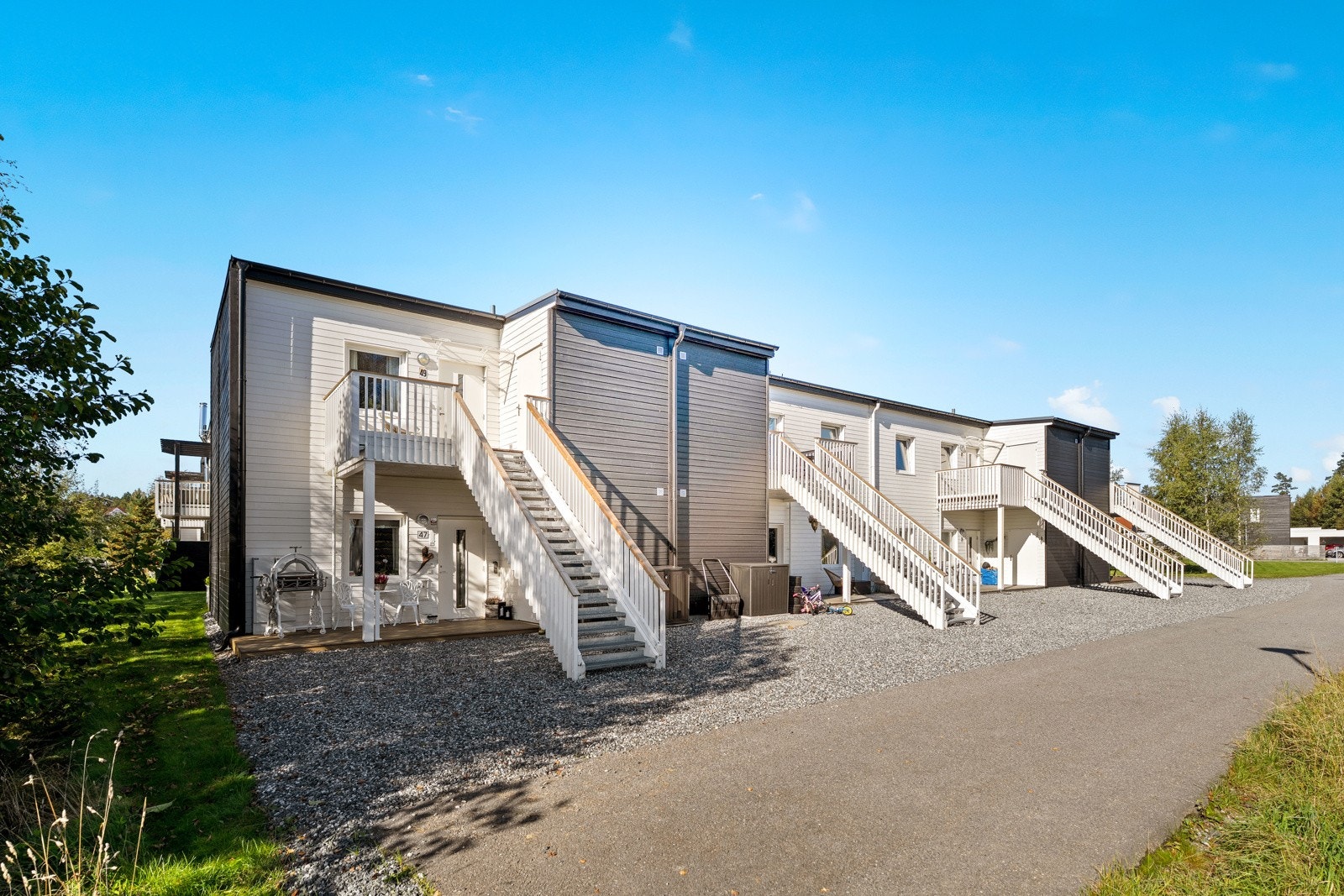 Leiligheten ligger i et sentralt, og samtidig landlig boligområde på Bekkeberget i Gjerdrum kommune, like utenfor Ask sentrum. Galleribilde