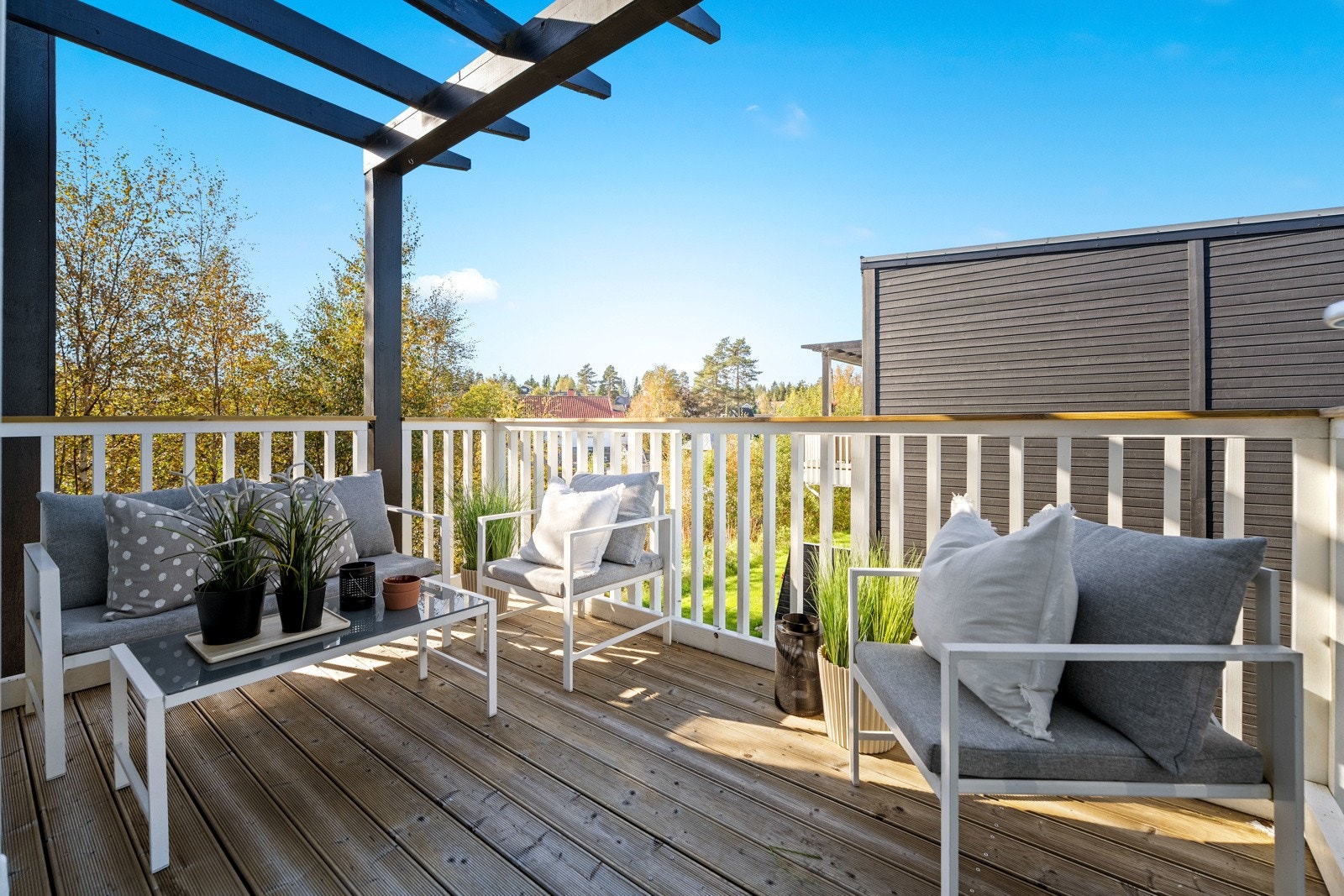 Fra stue/kjøkken er det utgang til en veranda, hvor du kan nyte solen i fine omgivelser. Galleribilde