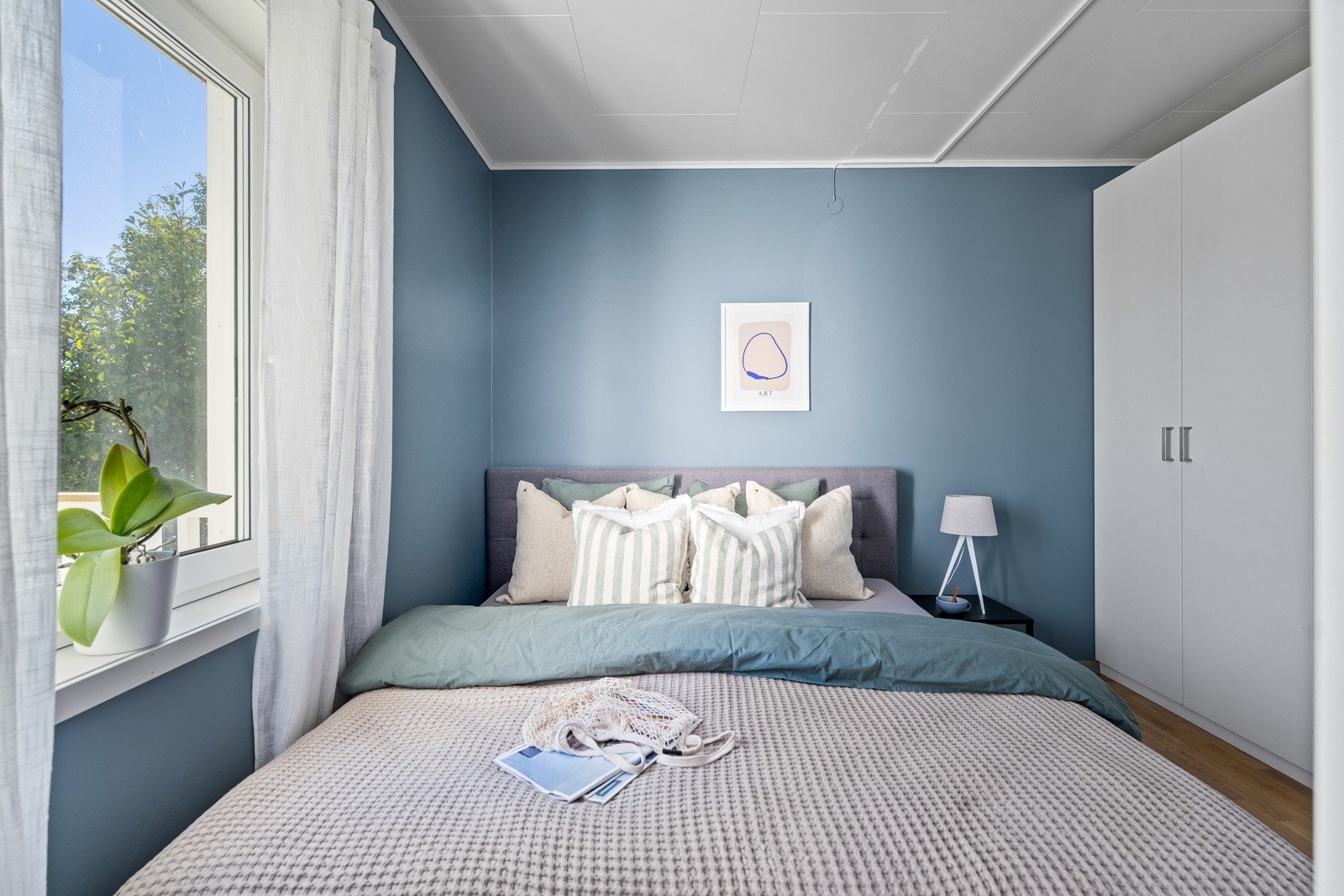 Her er det plass til dobbeltseng med tilhørende nattbord og doble garderobeskap. Galleribilde