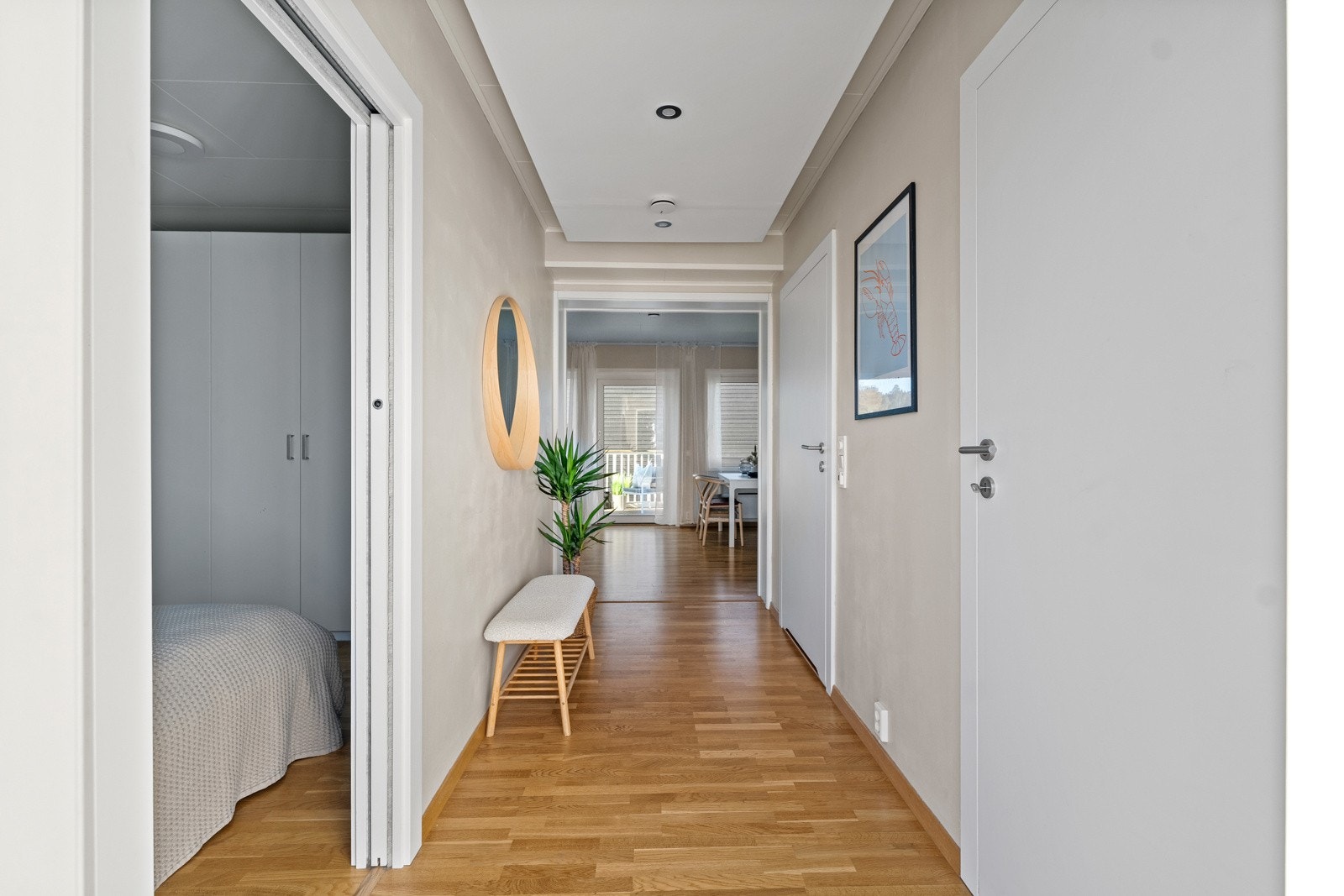 Gang. Soverom til venstre. Bod og bad til høyre. Galleribilde