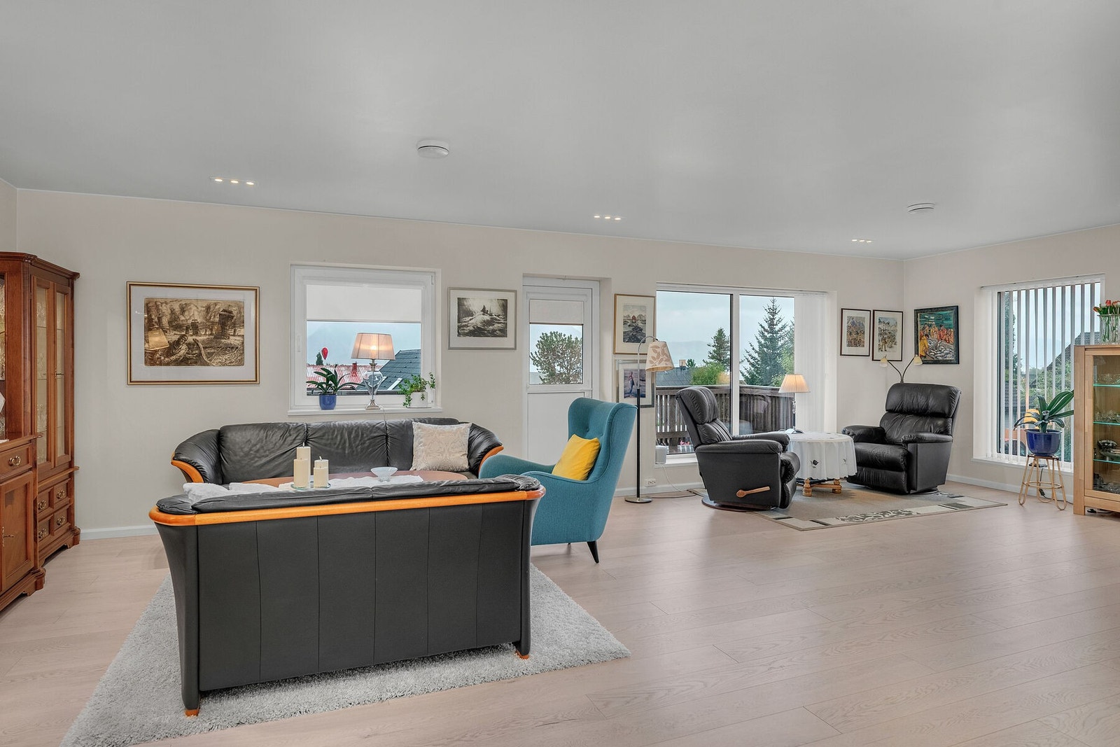 Spotbelysning i taket skaper jevn og fin innendørs belysning i flere av rommene. Galleribilde