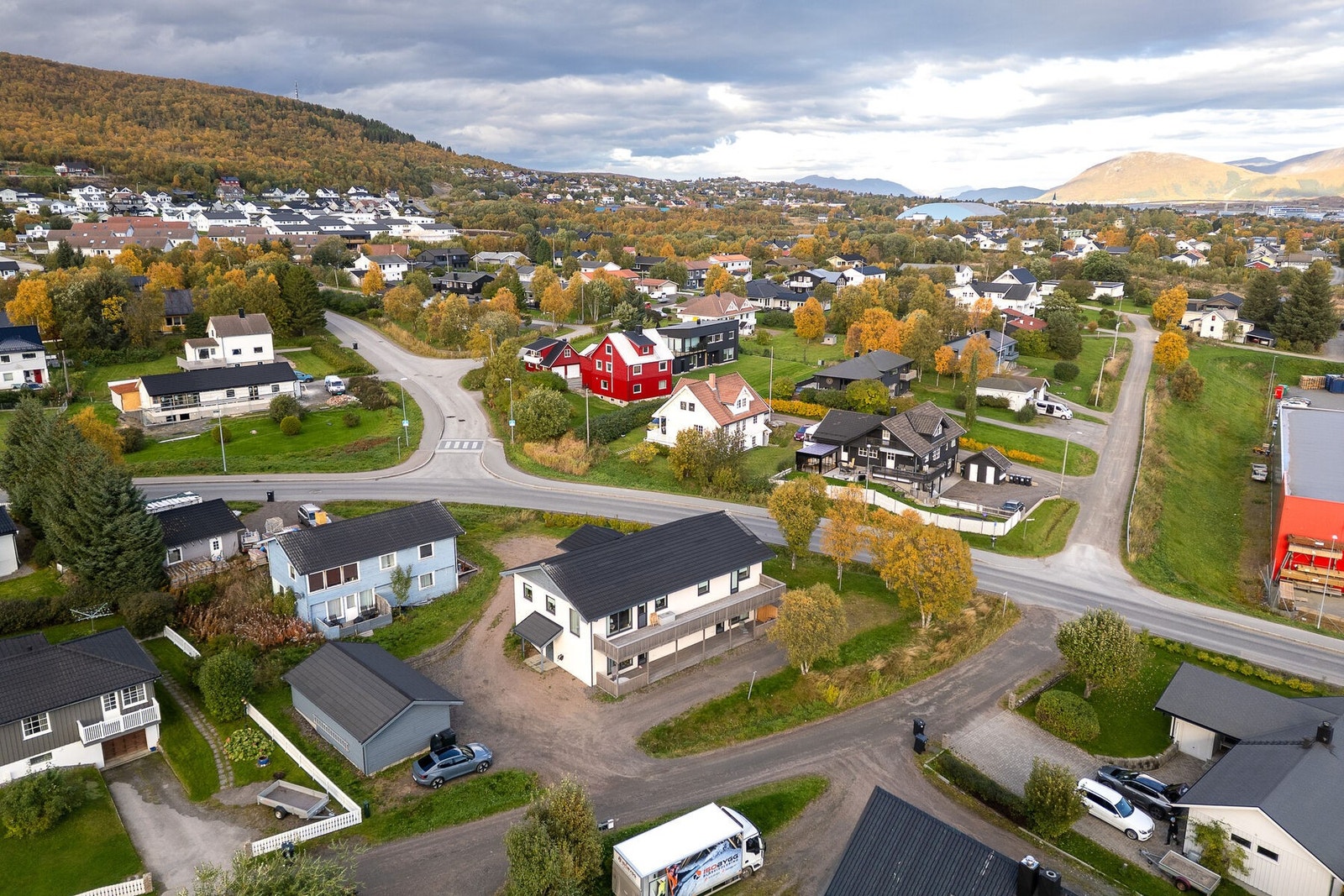 Her bor du like sør for Sortland sentrum, med kort avstand til det meste av hverdagsfasiliteter, samt gode rekreasjonsmuligheter. Galleribilde