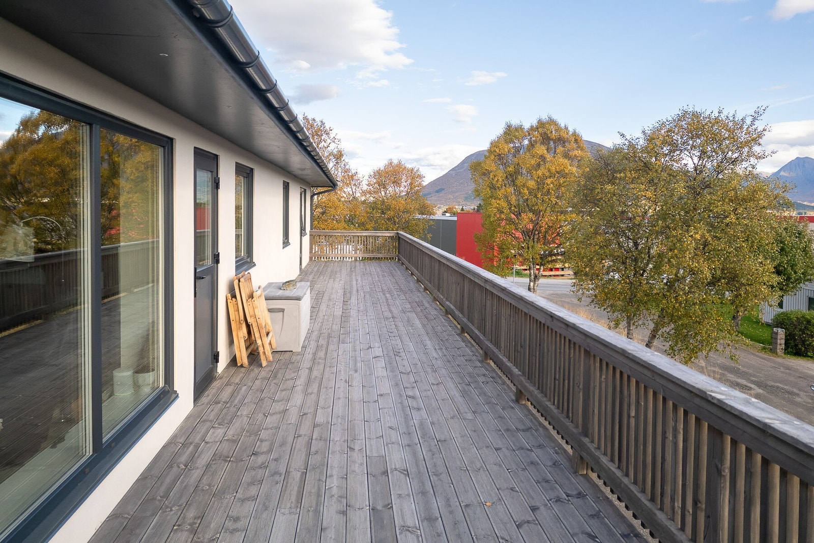 Meget romslig terrasse vendt mot sørøst. Galleribilde