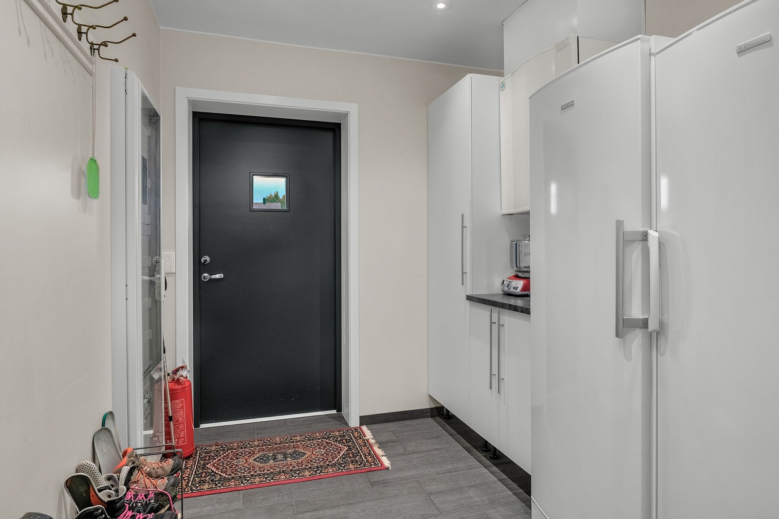 Bod/teknisk rom. Det er varmepumpe luft-til-vann som varmekilde til vannbåren gulvvarme, denne er defekt og må repareres/skiftes. Galleribilde