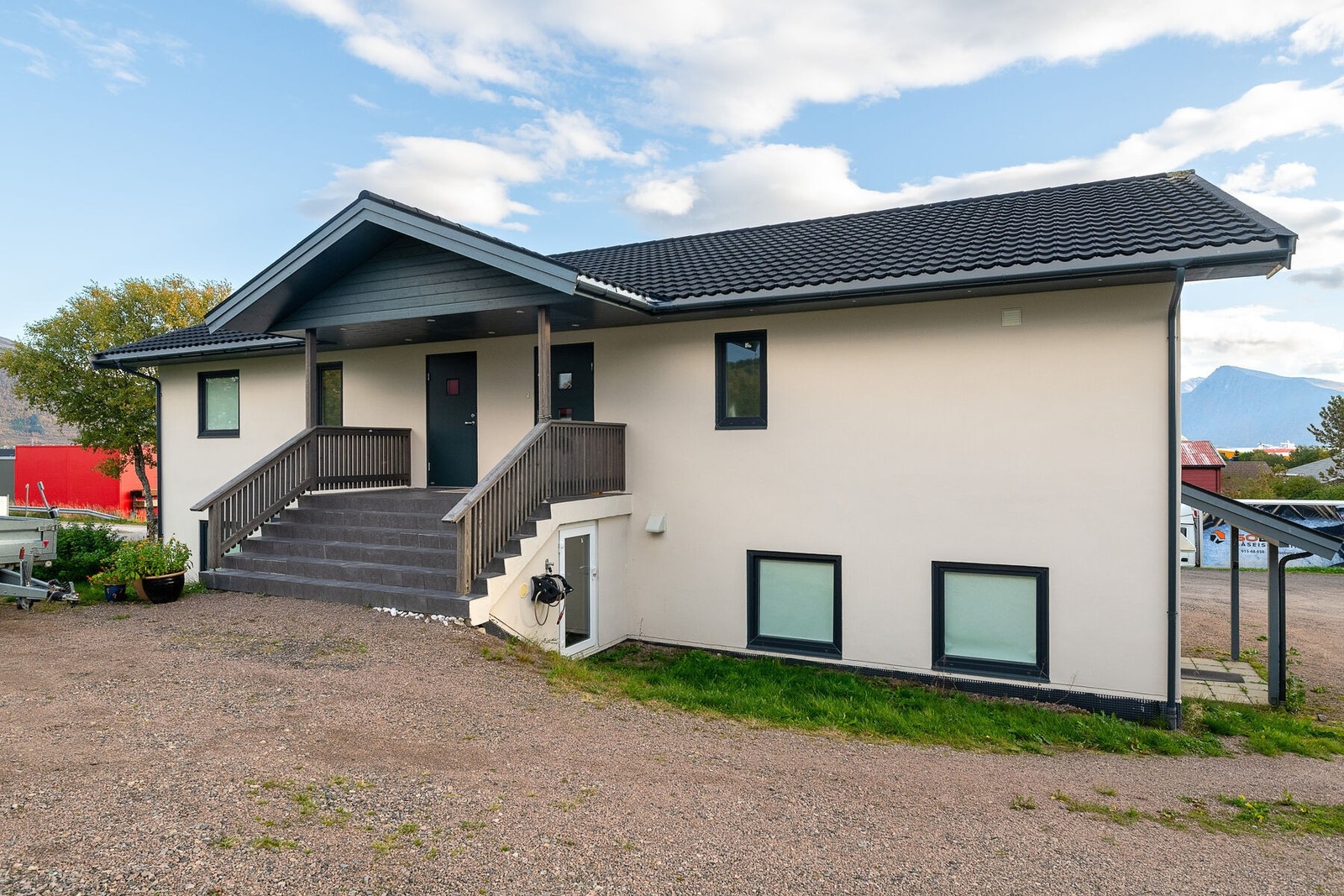 Leiligheten/seksjonen ligger i hele 2. etasje i bygning som inneholder til sammen tre seksjoner. Galleribilde