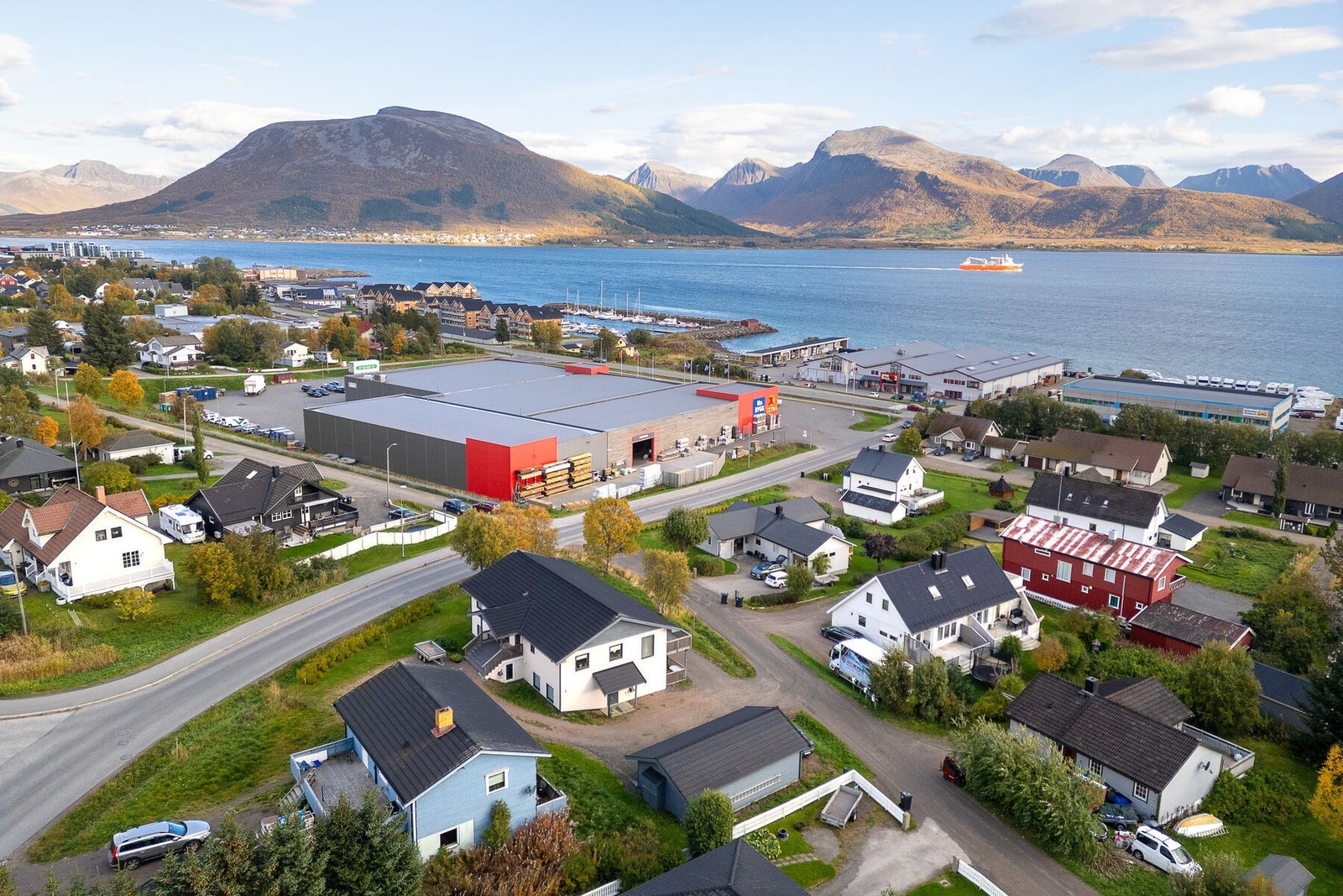 Etablert og barnevennlig boligområde med gangavstand til Sortland sentrum, skoler, barnehager, butikker, idrettsanlegg samt ski- og turterreng. Galleribilde