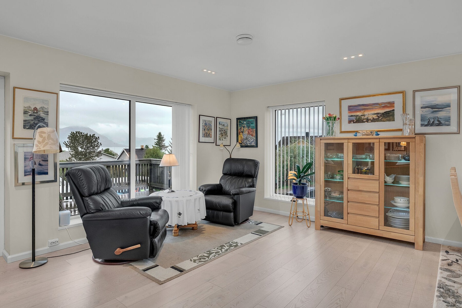 Store vindusflater sørger for gode lysforhold, samt pent utsyn mot sjø, fjell og nærliggende omgivelser. Galleribilde