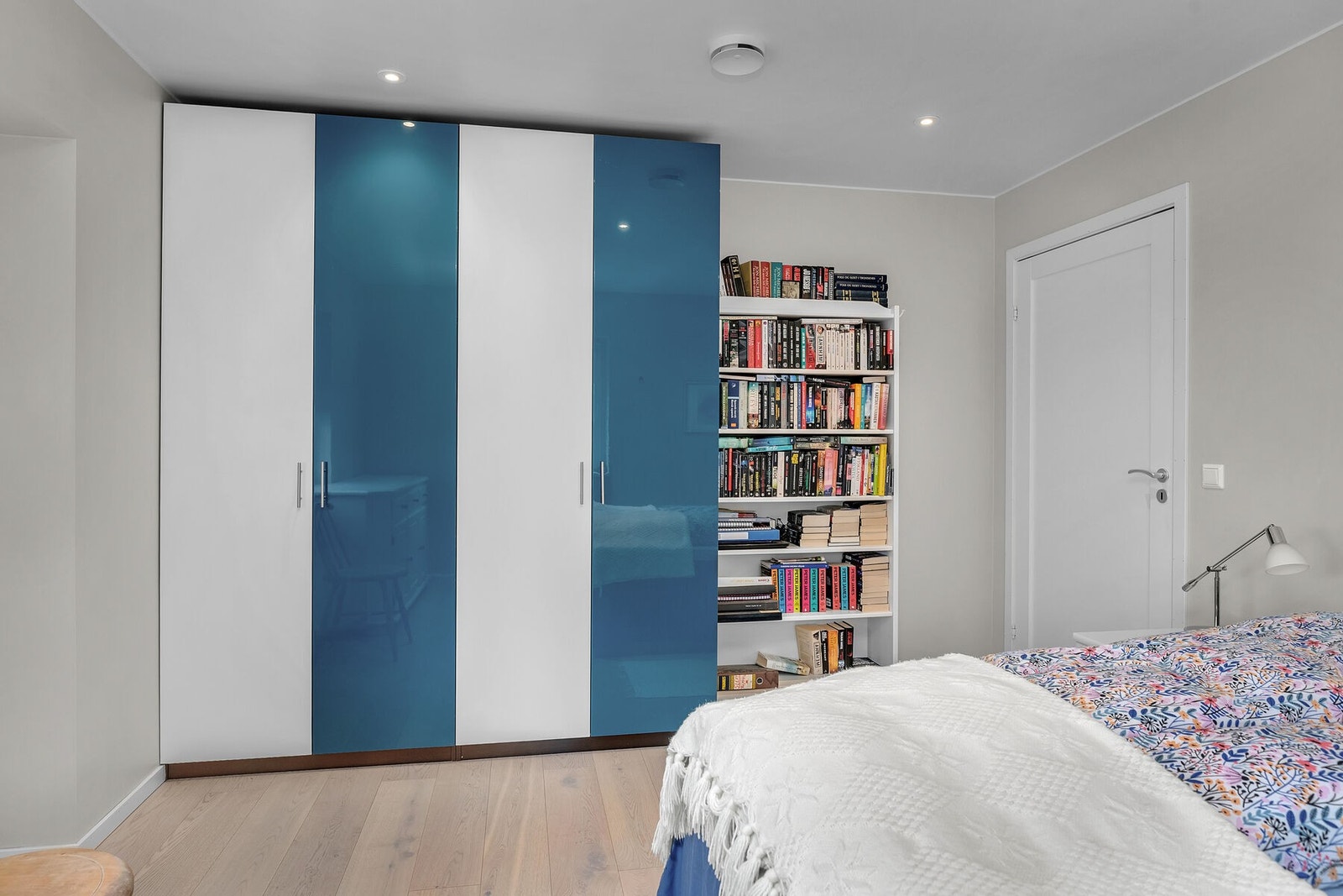 Hovedsoverommet er praktisk innredet med garderobeskap. Galleribilde