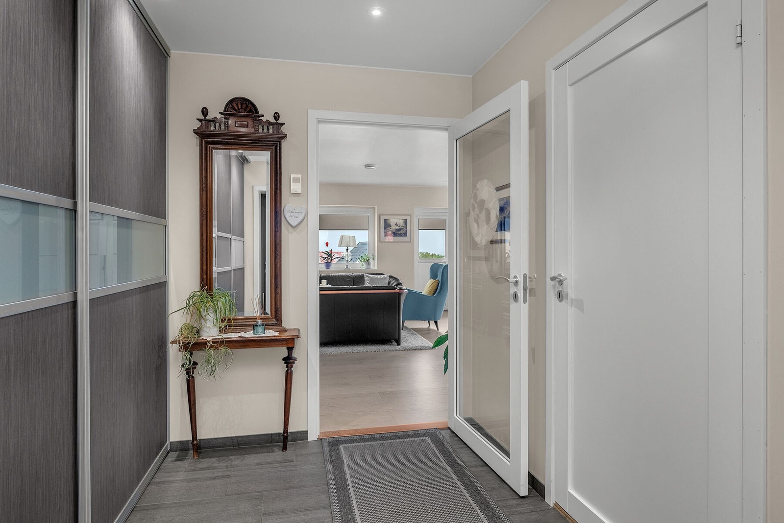 Entréen har adkomst til bad/vaskerom inn døren til høyre. Galleribilde