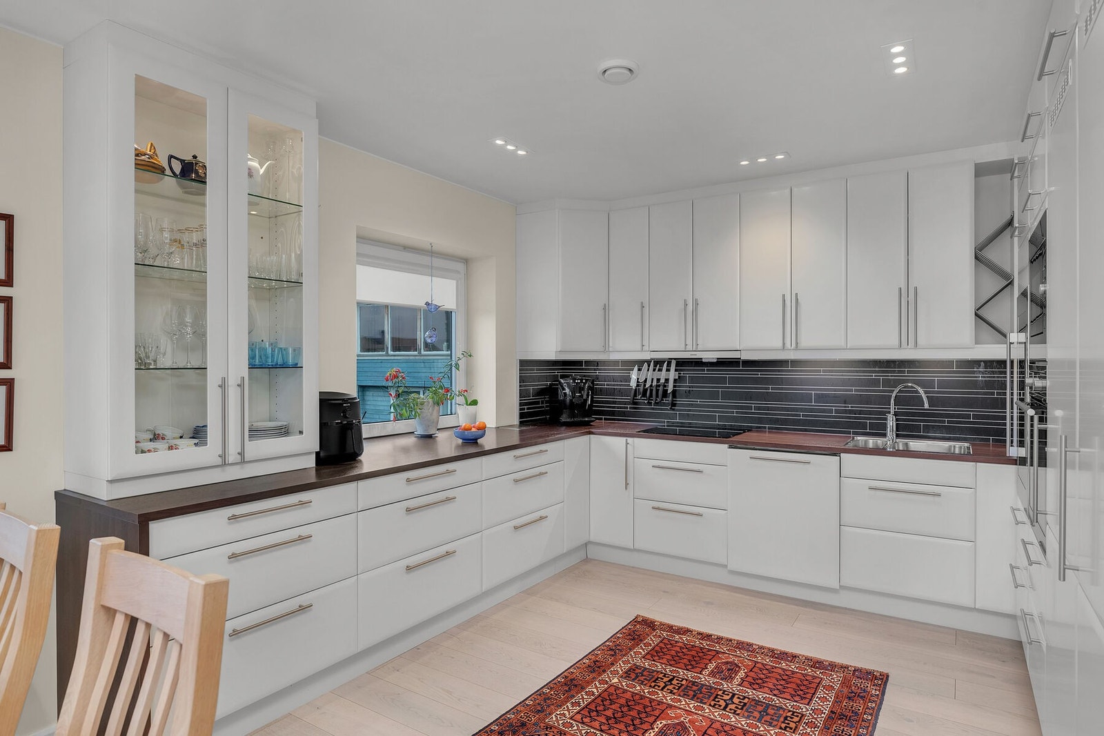 Kjøkken med god skap- og benkeplass. Galleribilde